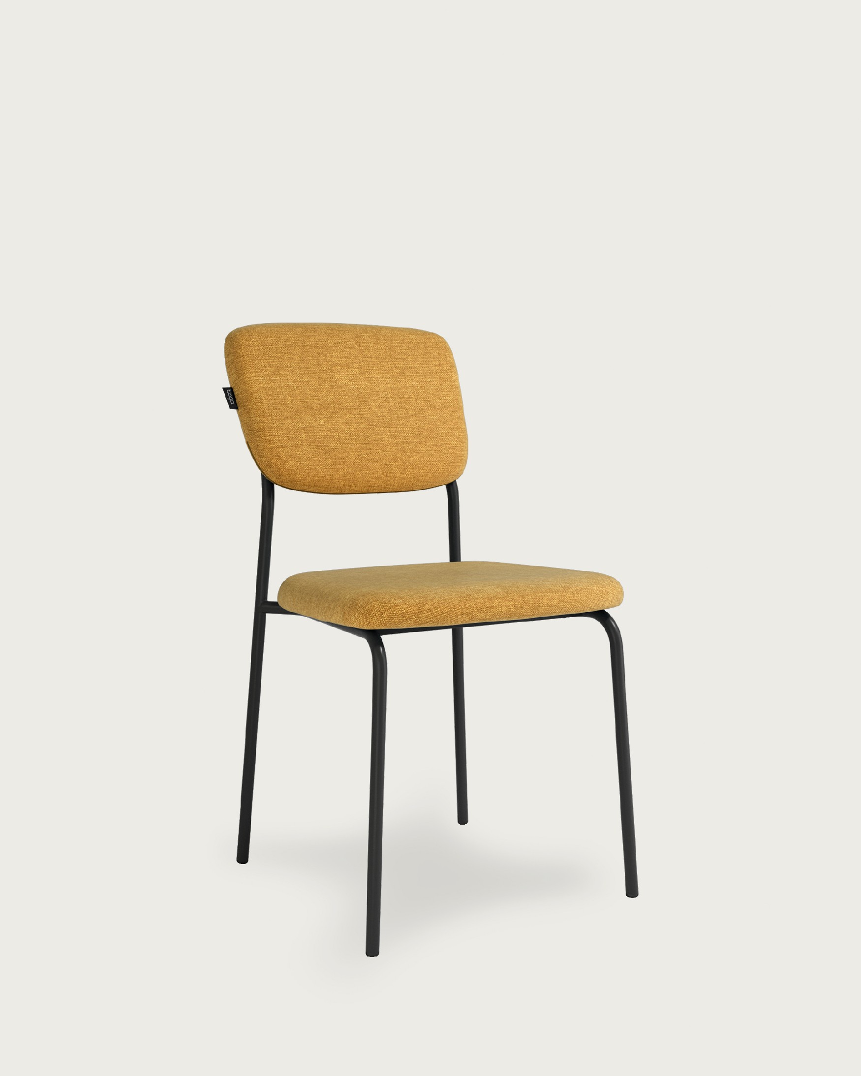 Chaise Kobe avec un revêtement moutarde et des pieds métalliques noirs