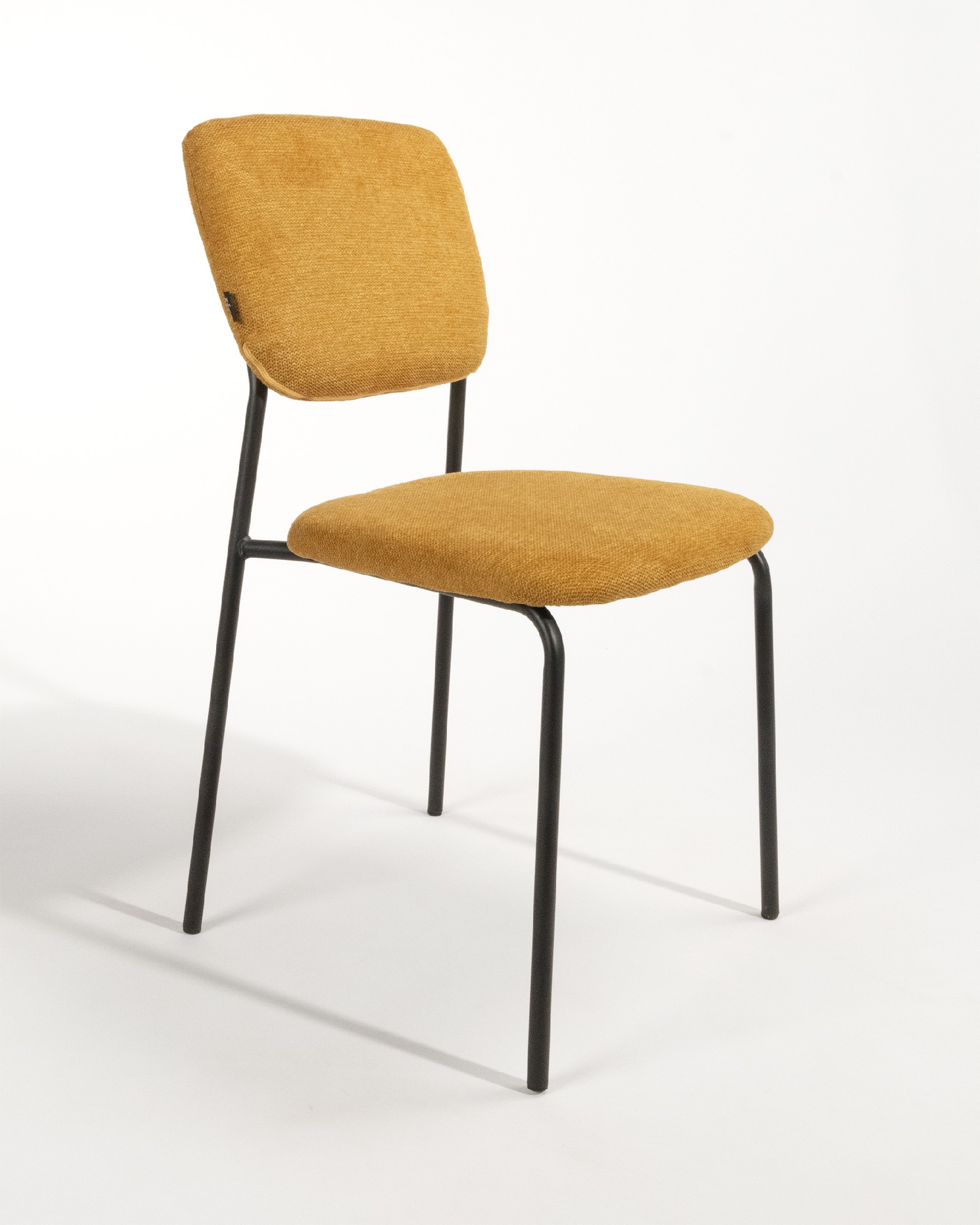 Chaise Kobe avec un revêtement moutarde et des pieds métalliques noirs