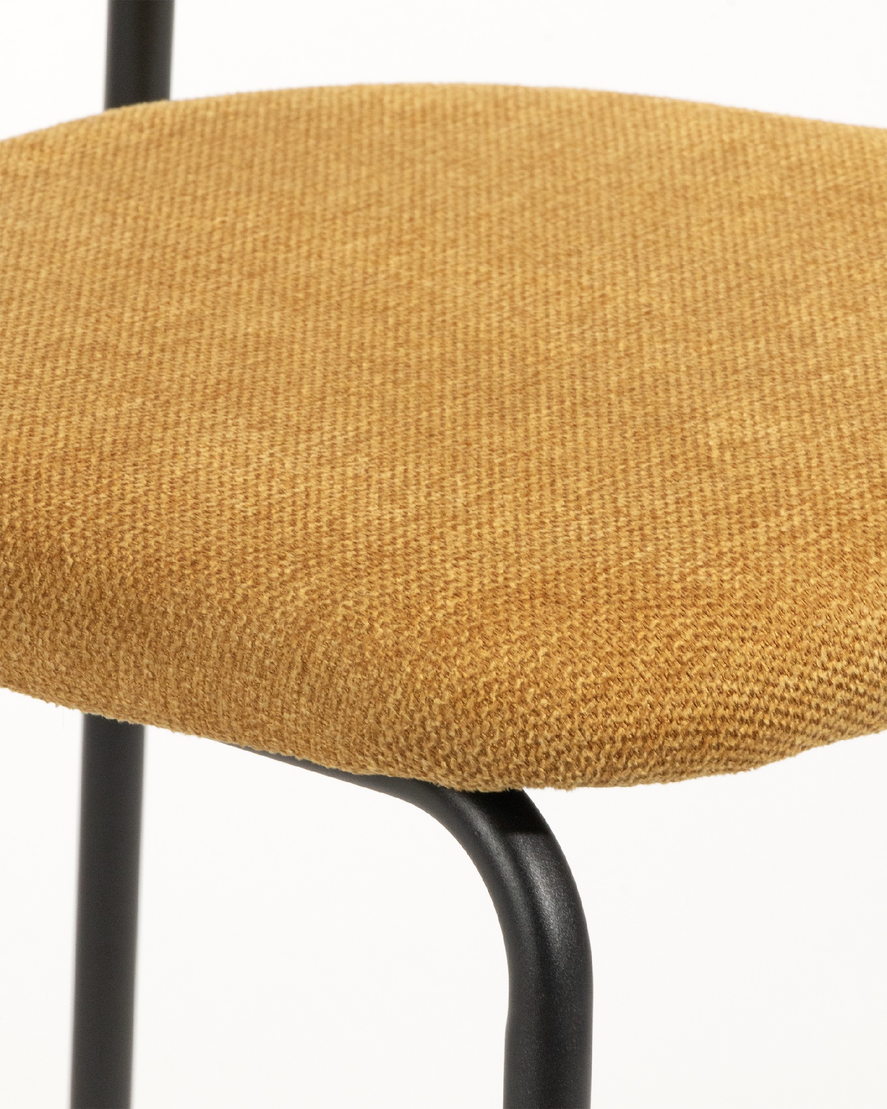 Chaise Kobe avec un revêtement moutarde et des pieds métalliques noirs