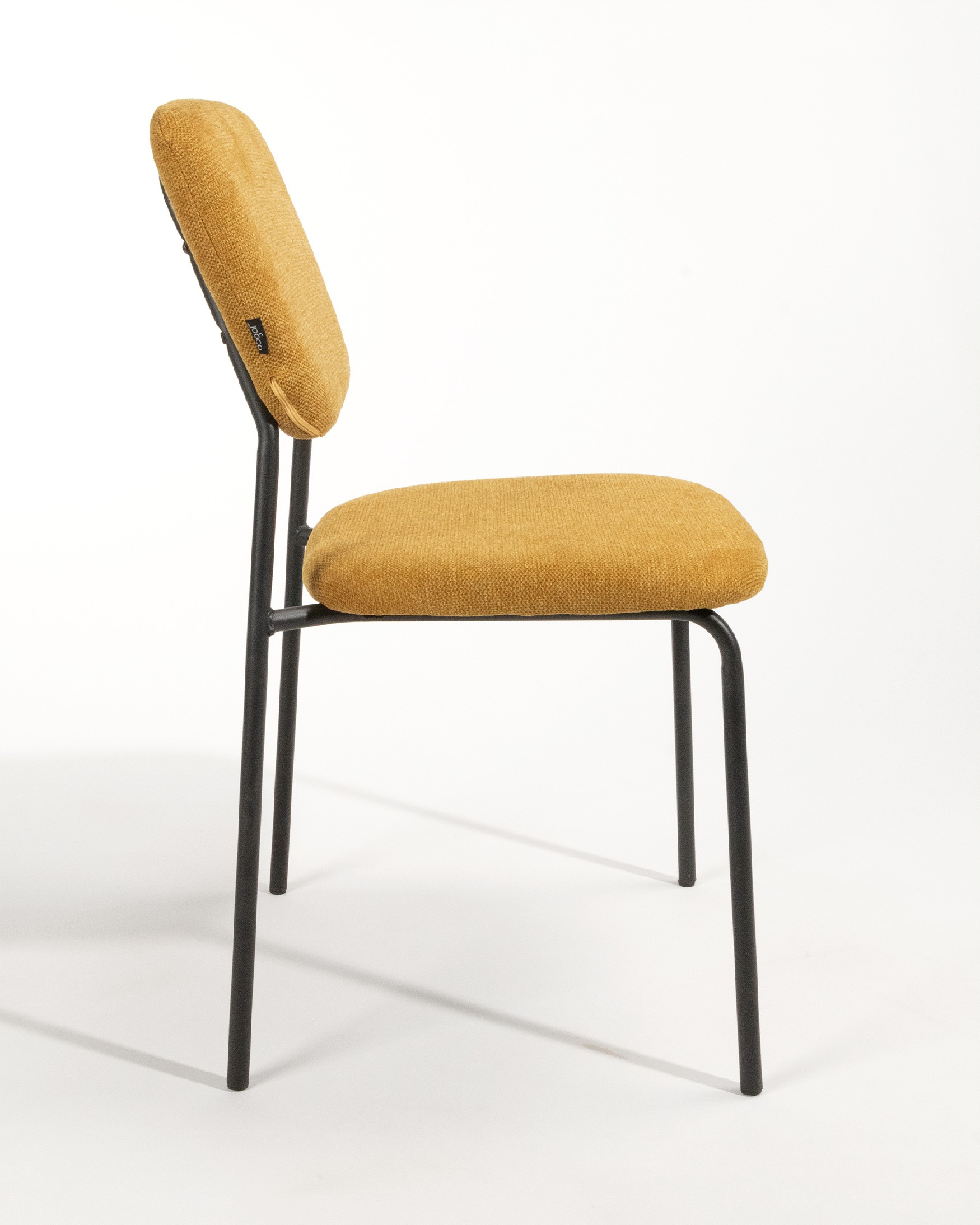 Chaise Kobe avec un revêtement moutarde et des pieds métalliques noirs