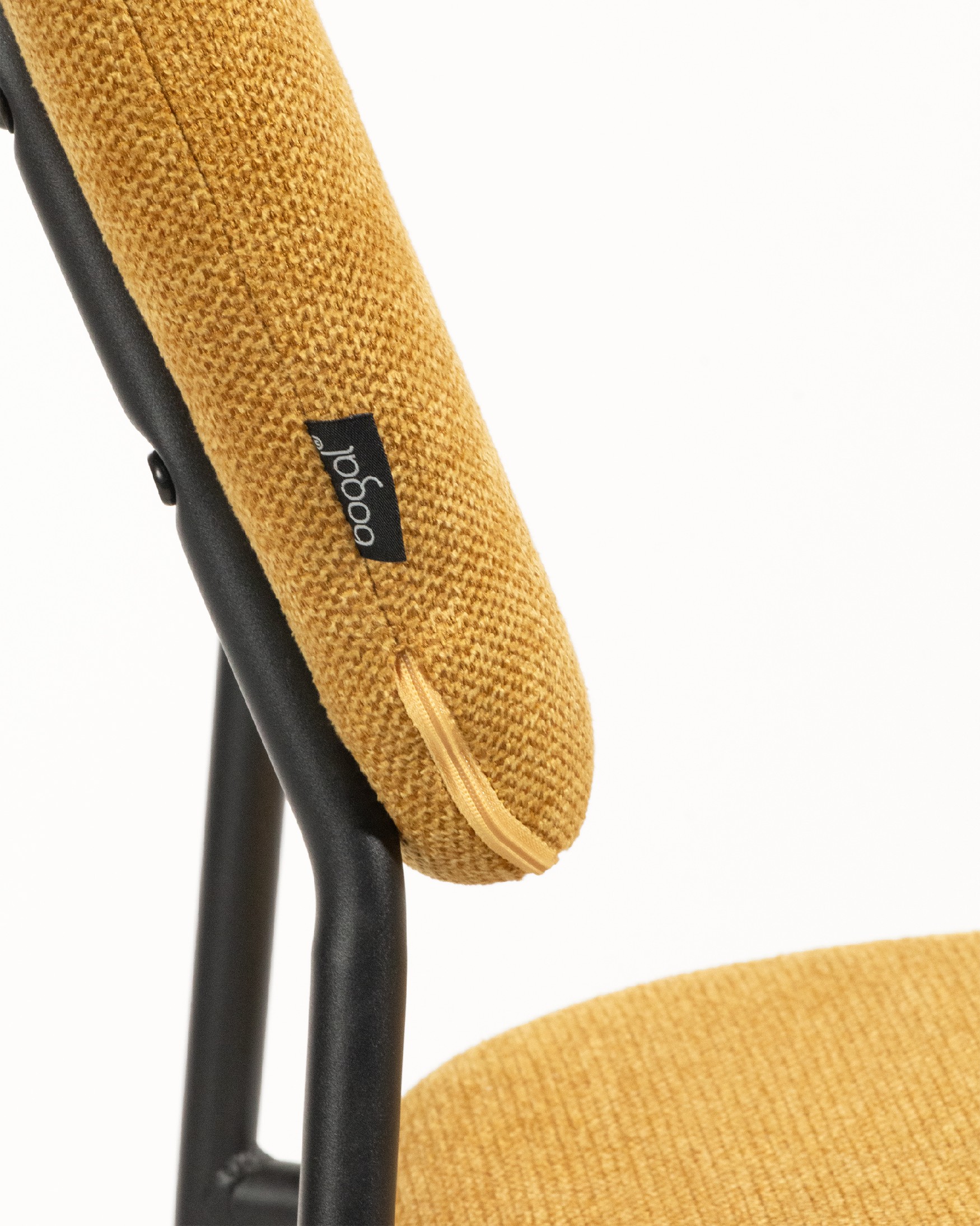 Chaise Kobe avec un revêtement moutarde et des pieds métalliques noirs
