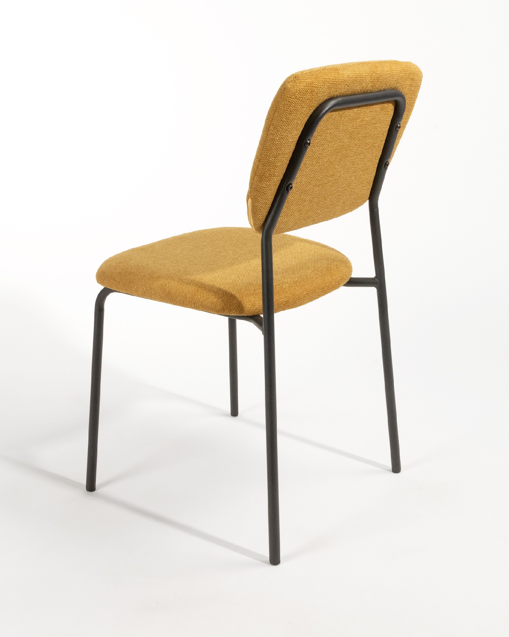 Chaise Kobe avec un revêtement moutarde et des pieds métalliques noirs