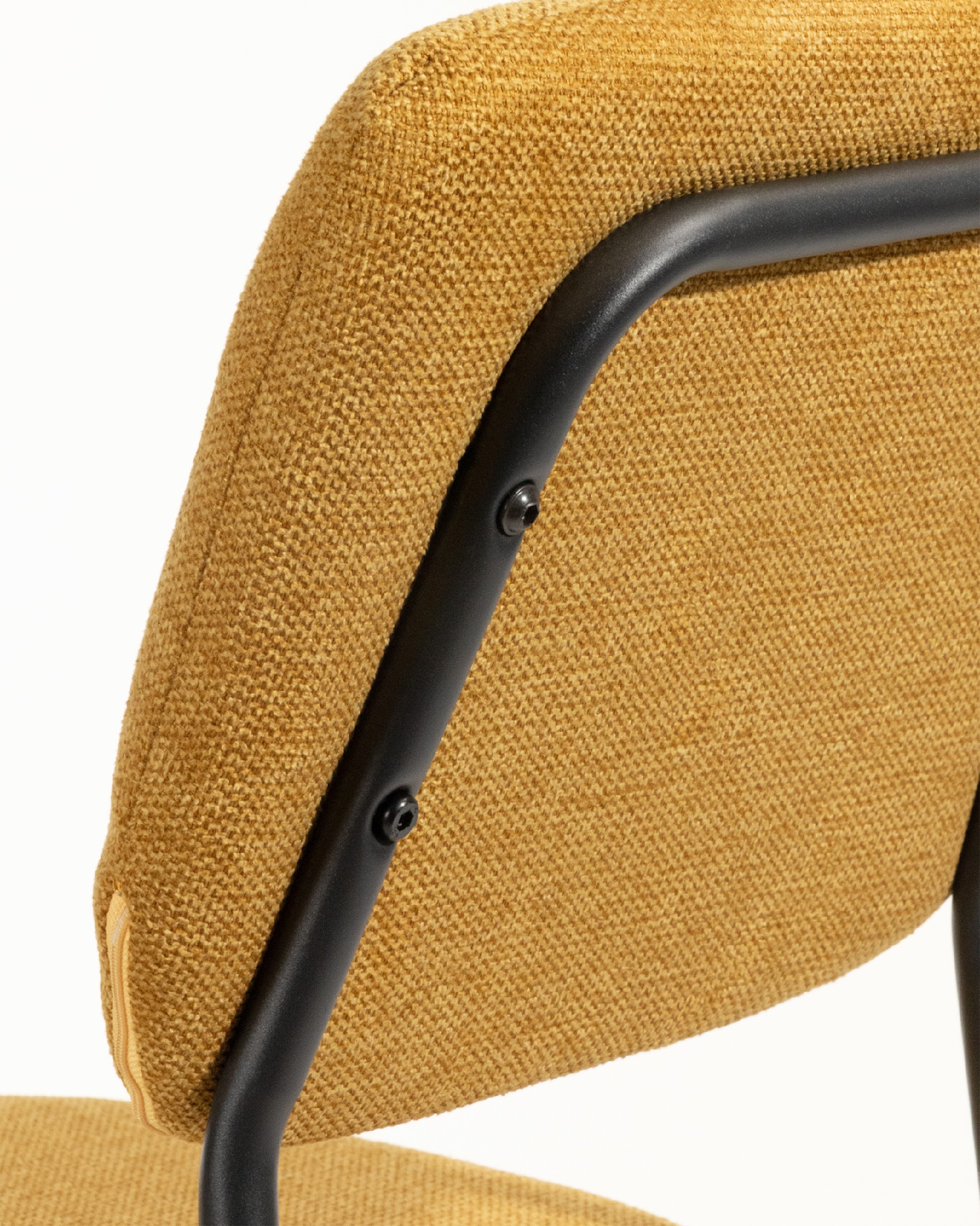 Chaise Kobe avec un revêtement moutarde et des pieds métalliques noirs