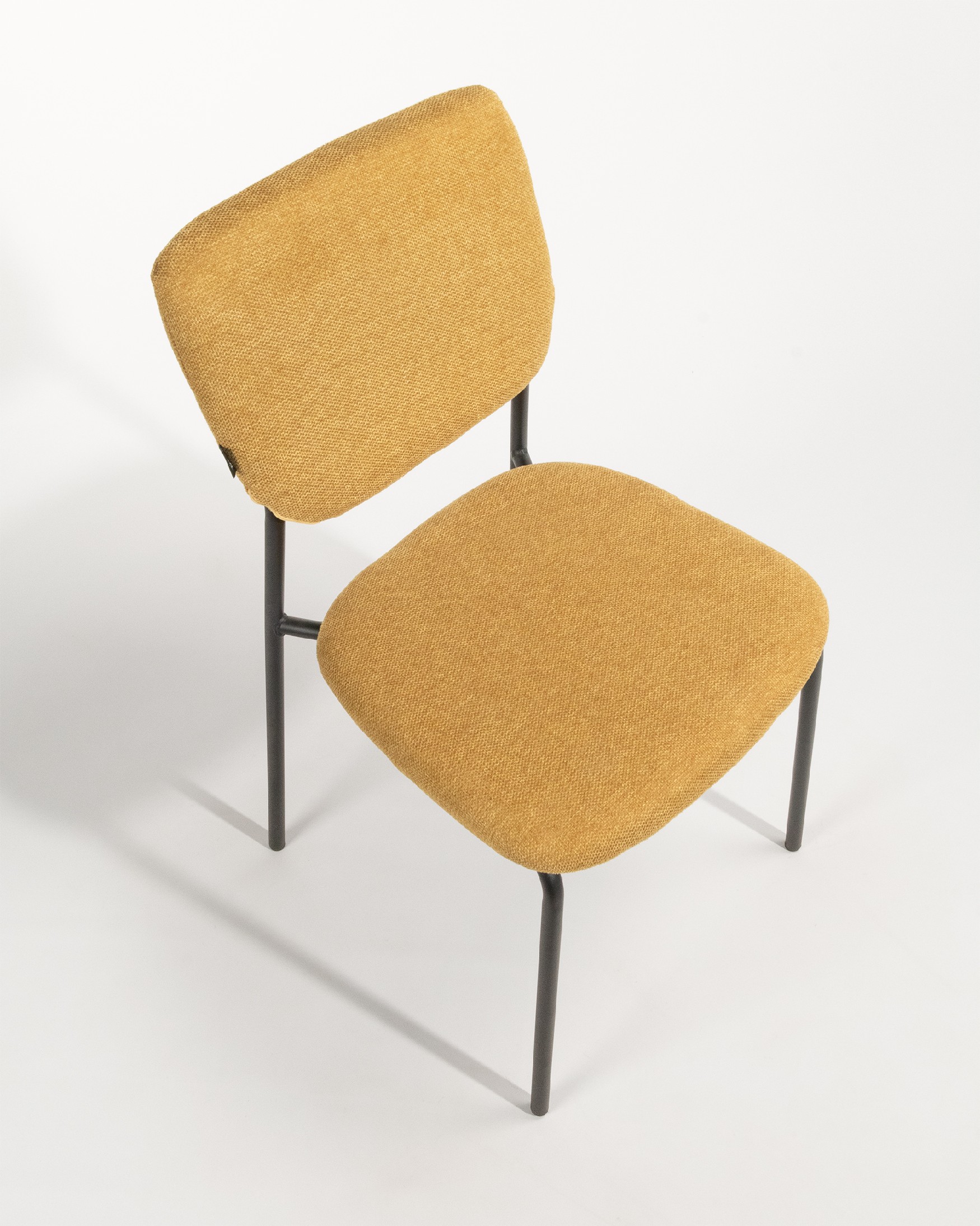 Chaise Kobe avec un revêtement moutarde et des pieds métalliques noirs