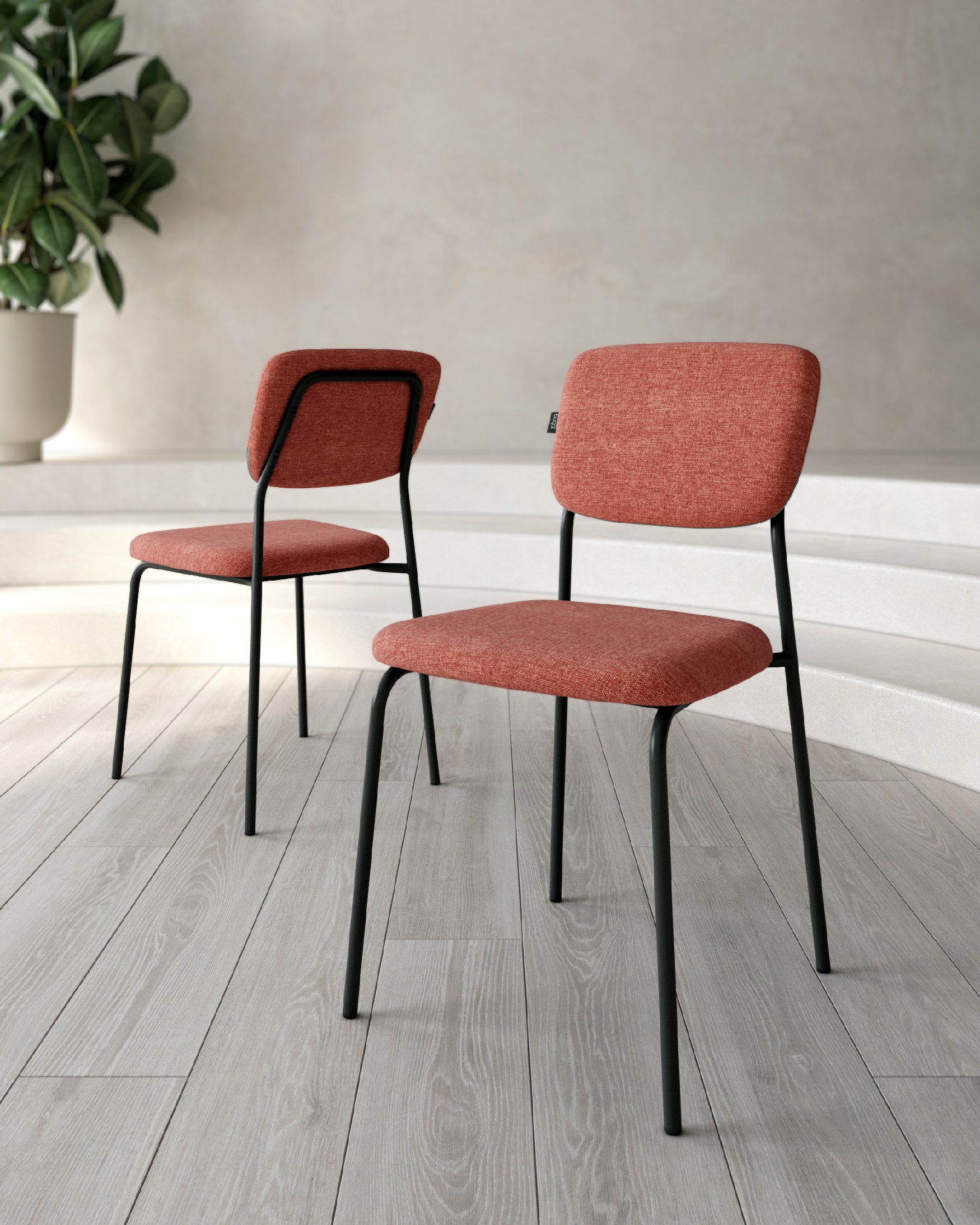 Chaise Kobe avec un revêtement saumon et des pieds métalliques noirs