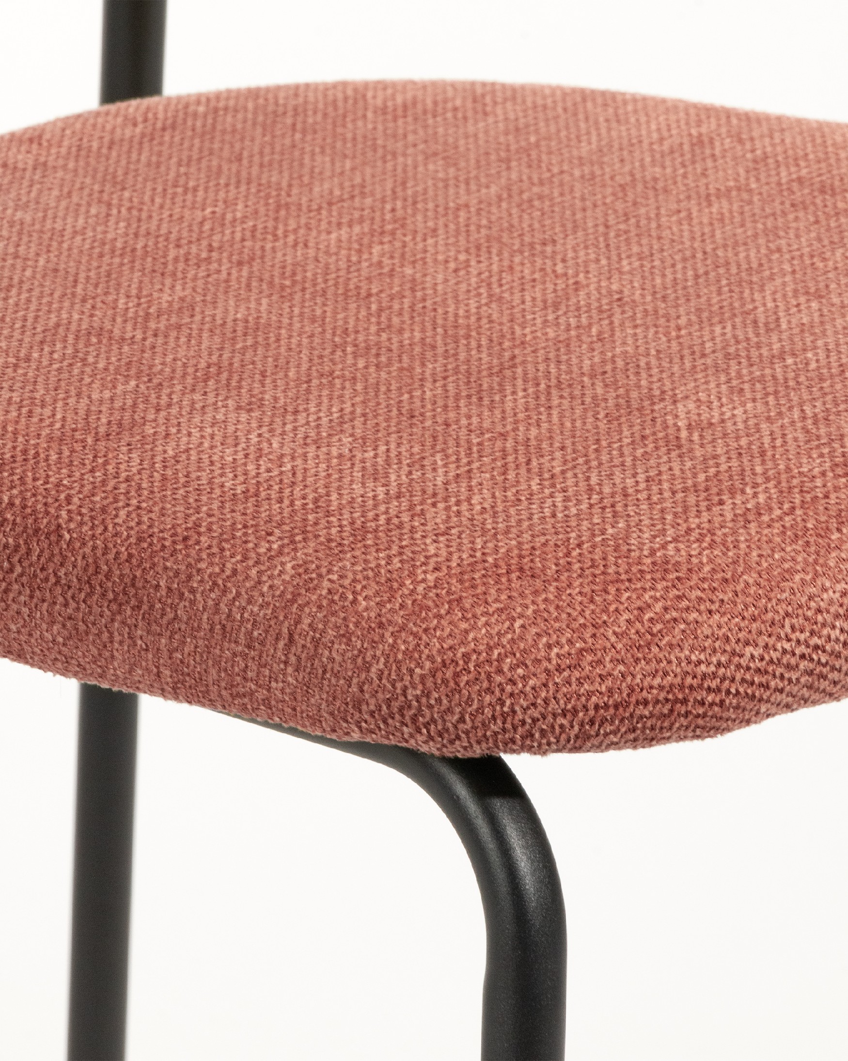 Chaise Kobe avec un revêtement saumon et des pieds métalliques noirs