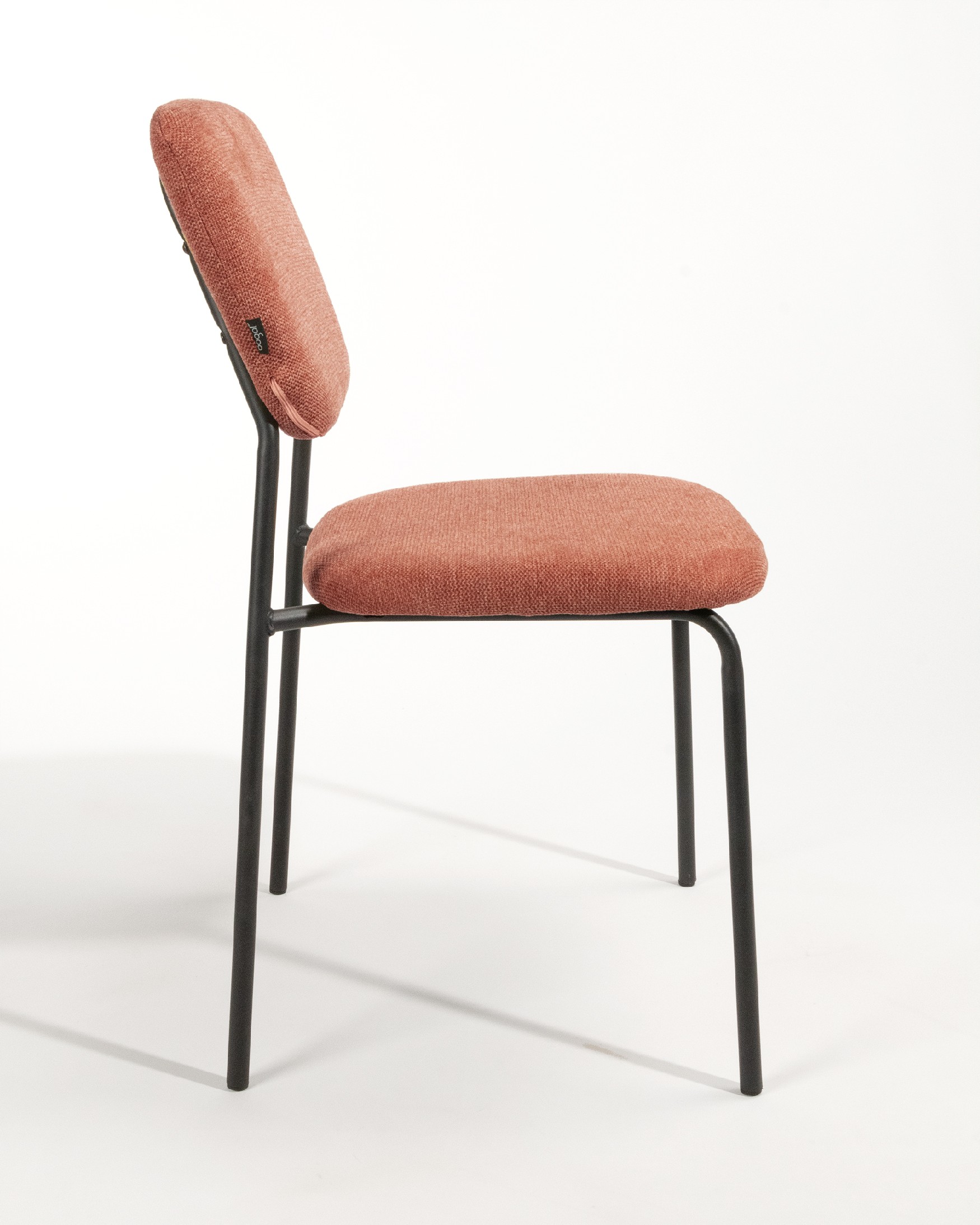 Chaise Kobe avec un revêtement saumon et des pieds métalliques noirs