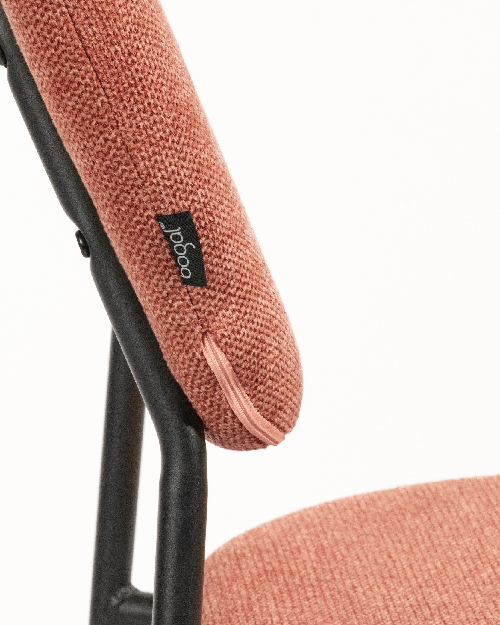 Chaise Kobe avec un revêtement saumon et des pieds métalliques noirs