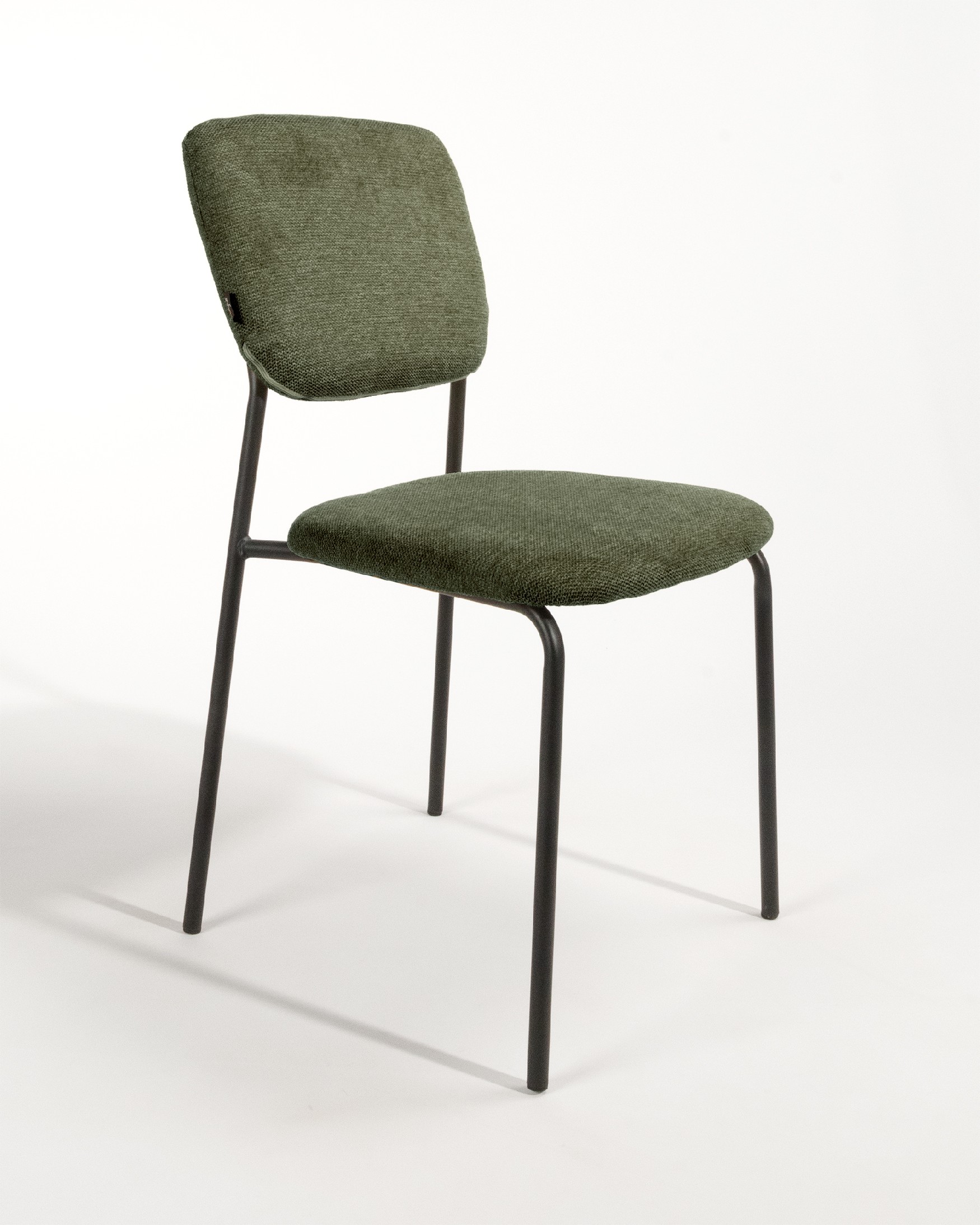 Silla Kobe con tapizado verde y patas metálicas negras