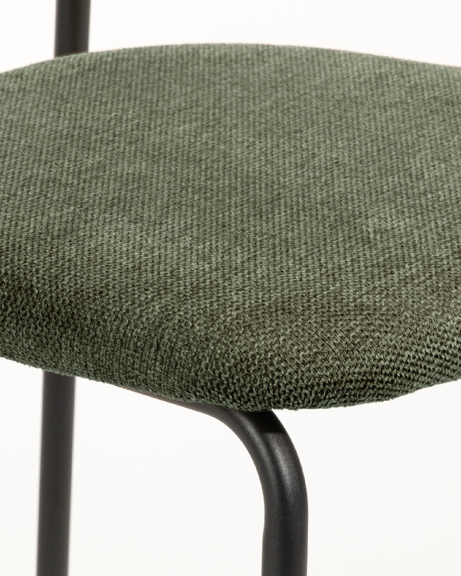 Silla Kobe con tapizado verde y patas metálicas negras