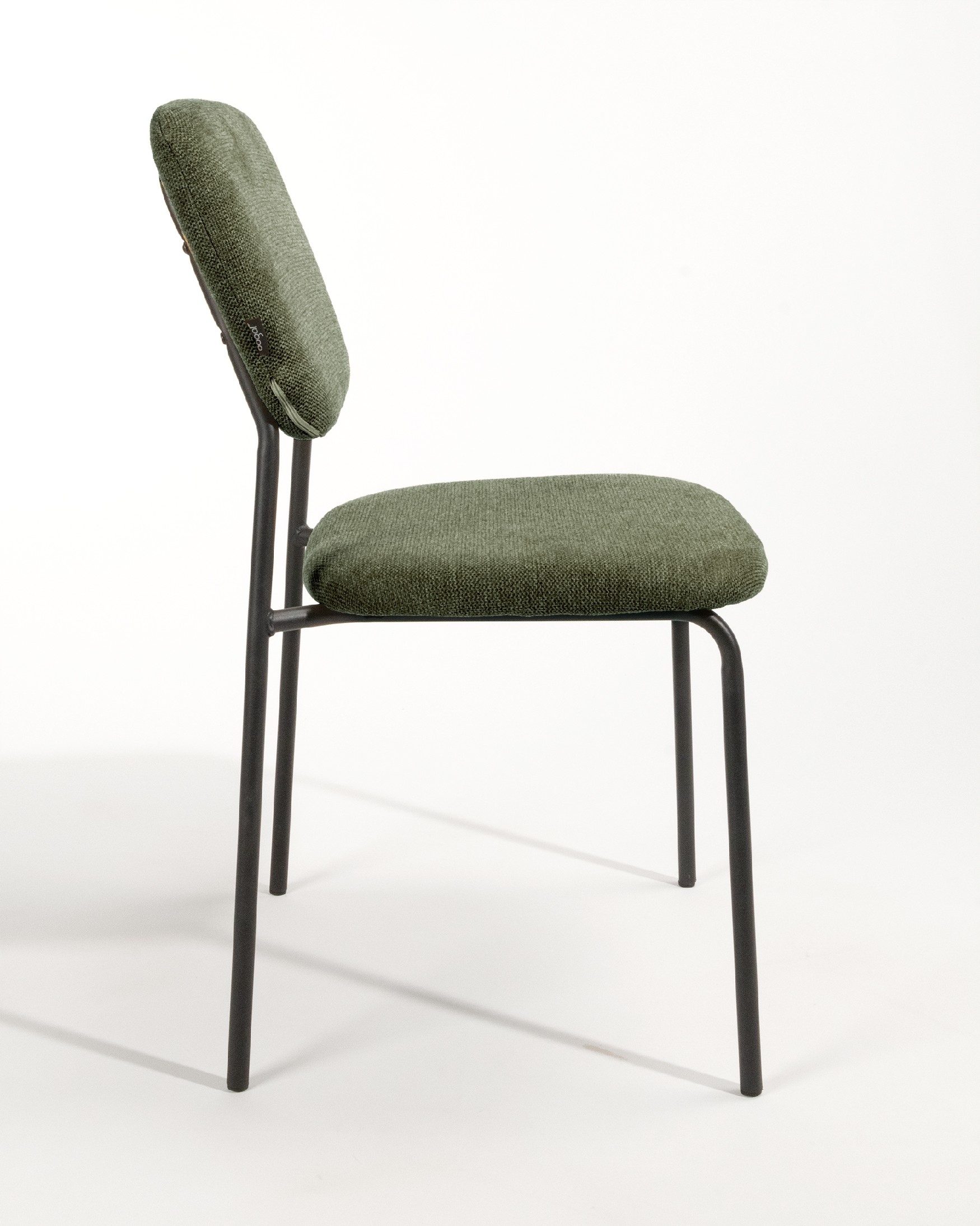 Silla Kobe con tapizado verde y patas metálicas negras