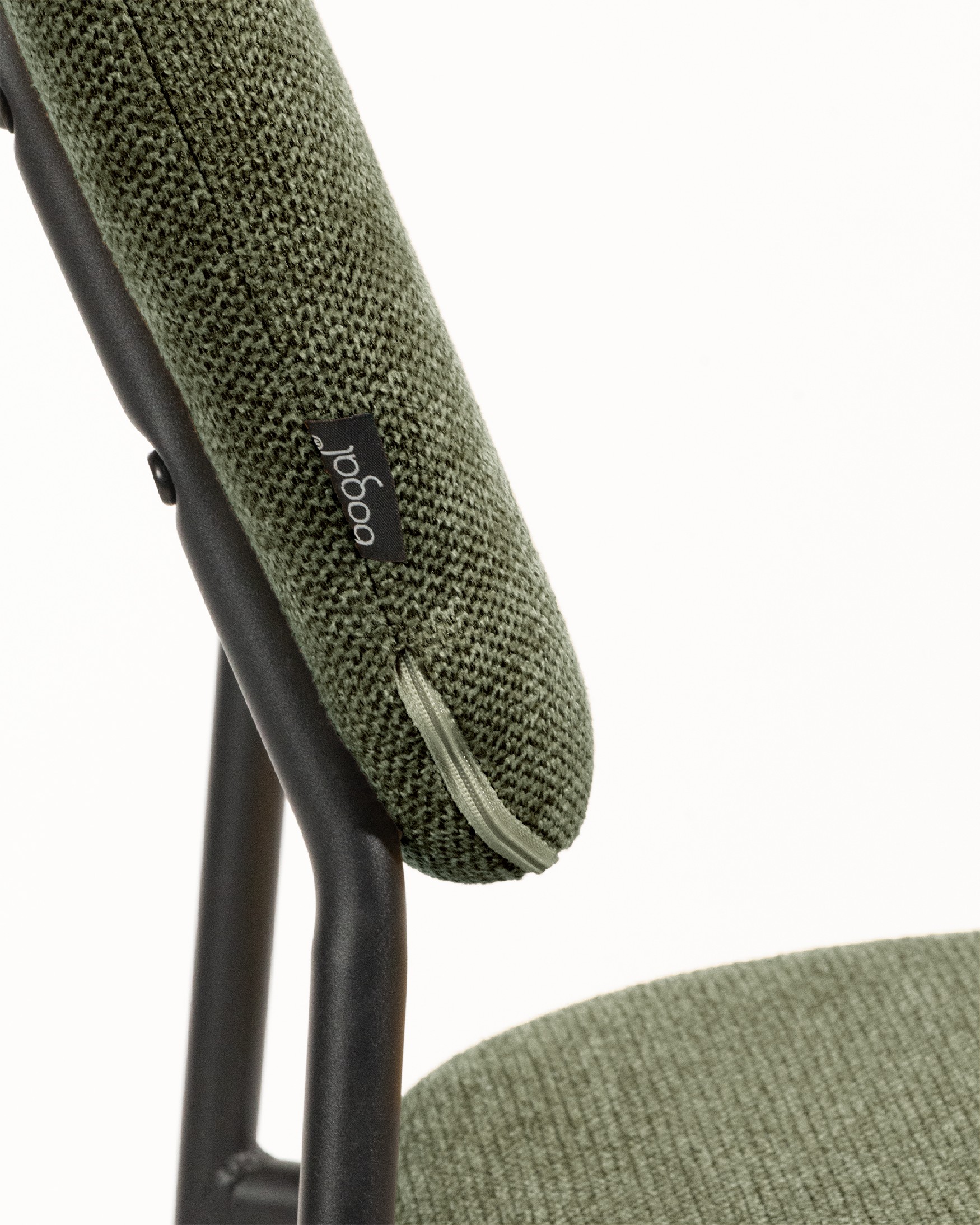 Silla Kobe con tapizado verde y patas metálicas negras