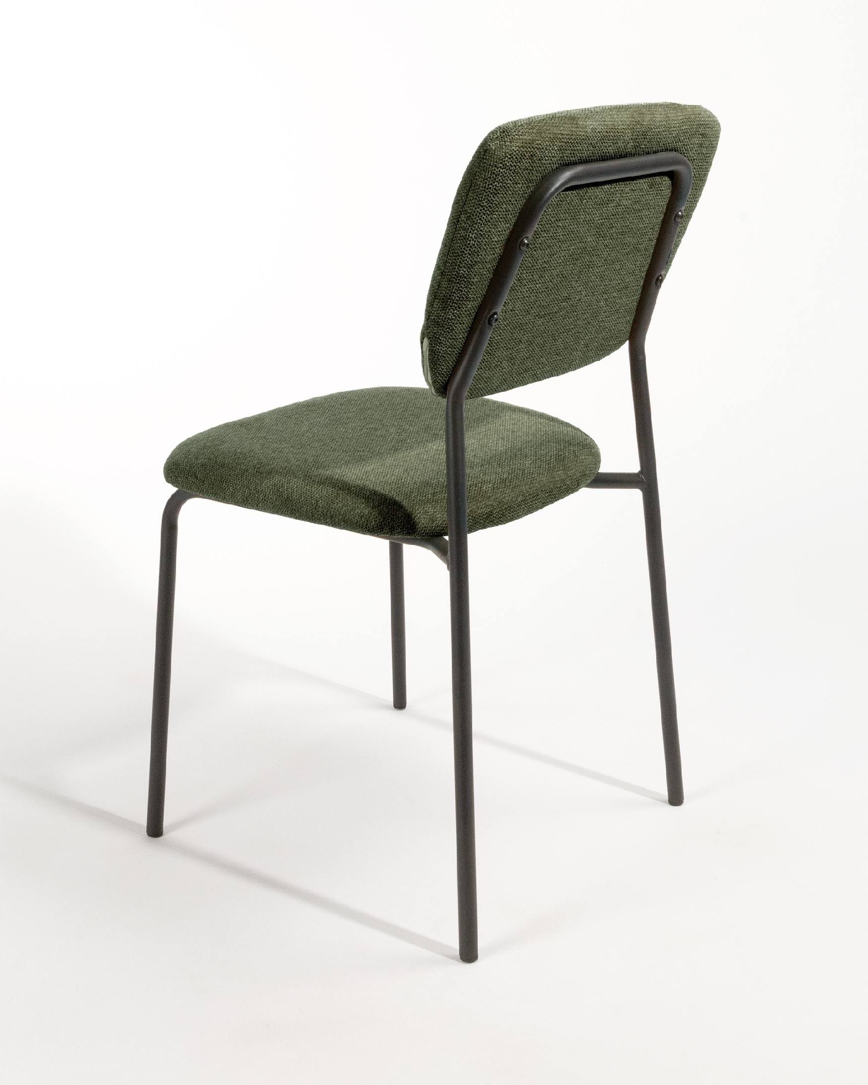 Silla Kobe con tapizado verde y patas metálicas negras