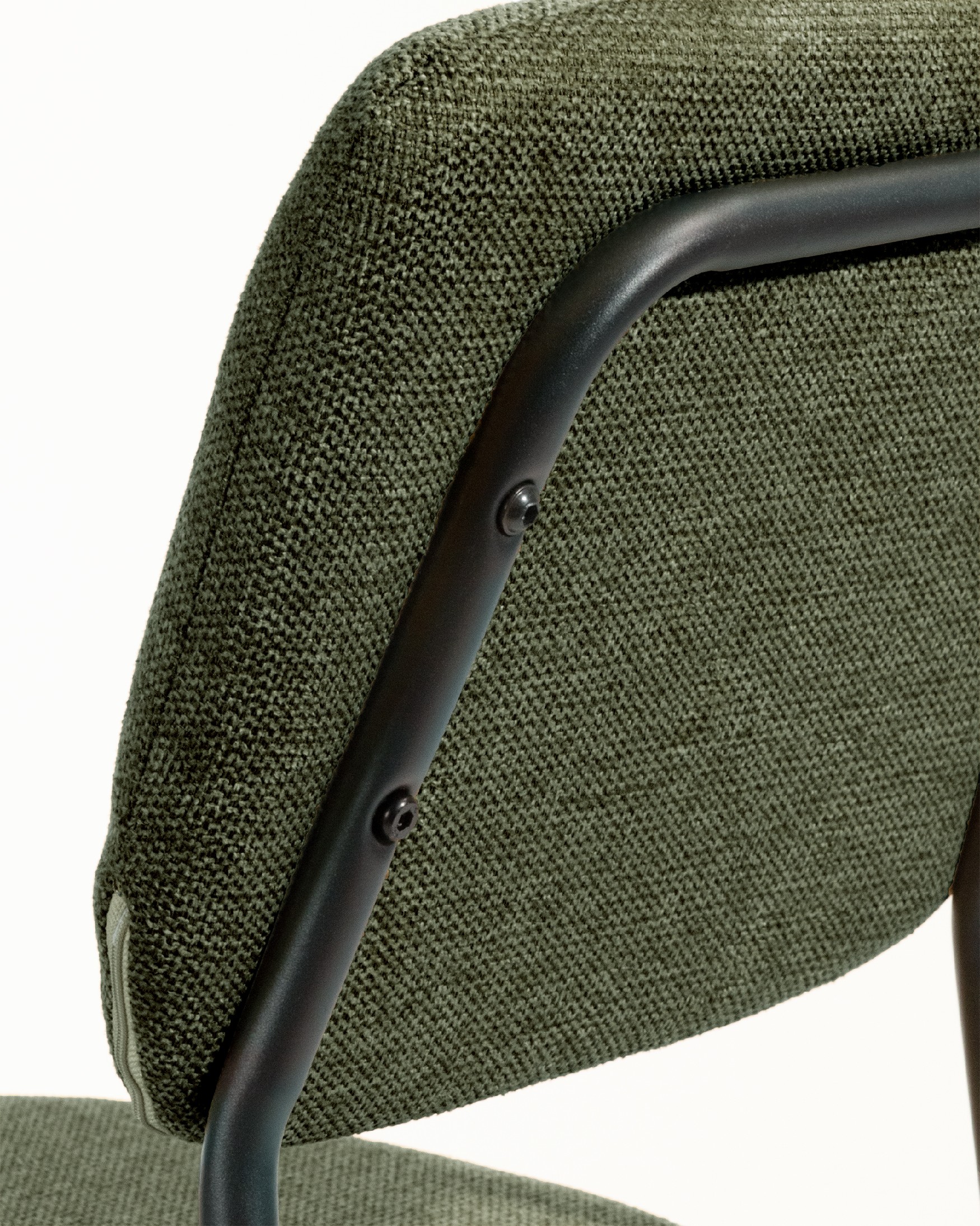 Silla Kobe con tapizado verde y patas metálicas negras