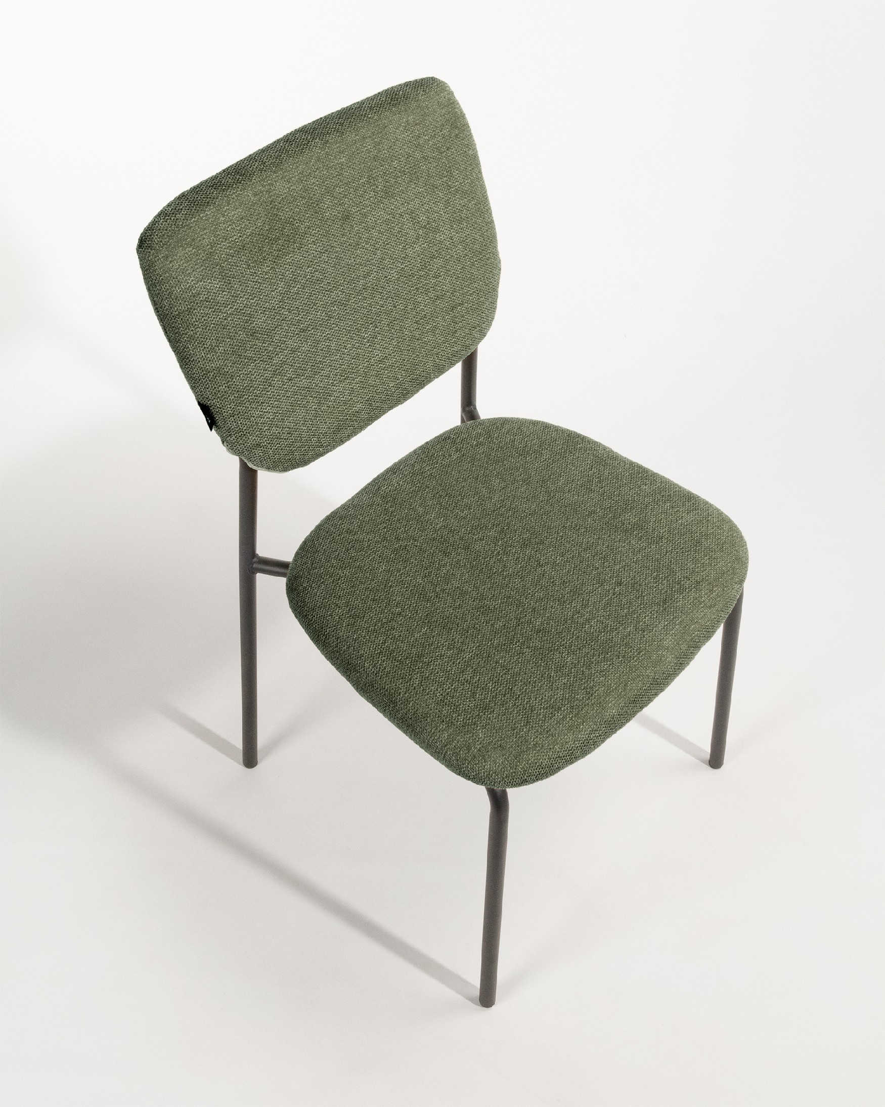 Silla Kobe con tapizado verde y patas metálicas negras