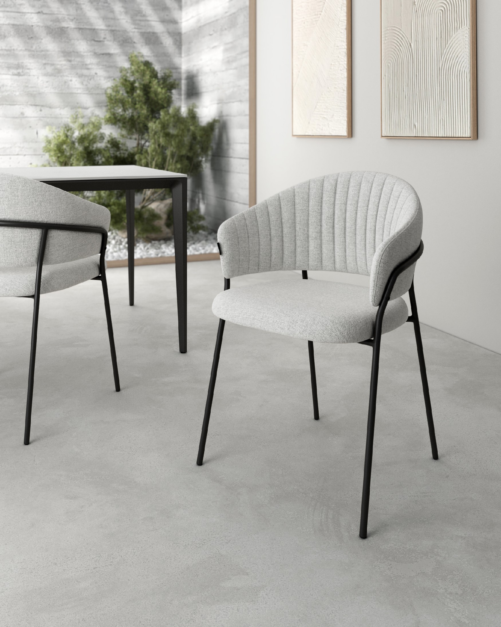 Silla Kyoto con tapizado gris claro y patas metálicas negras