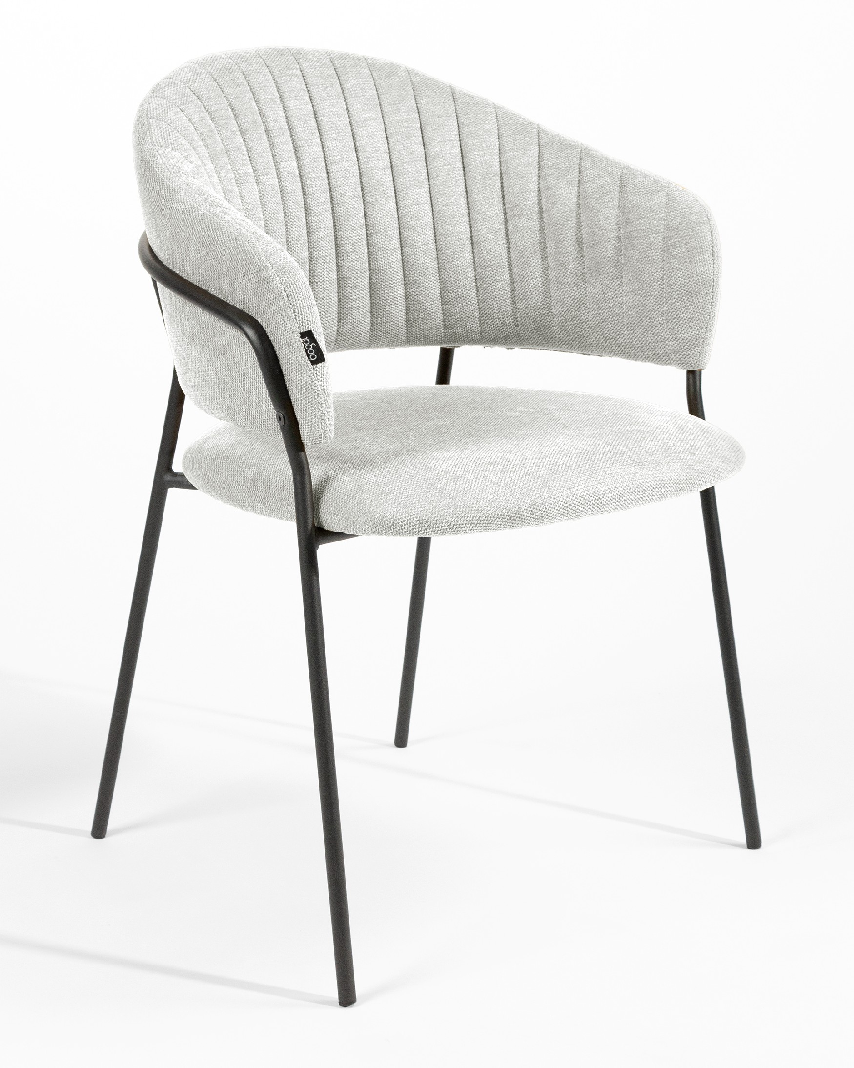 Silla Kyoto con tapizado gris claro y patas metálicas negras