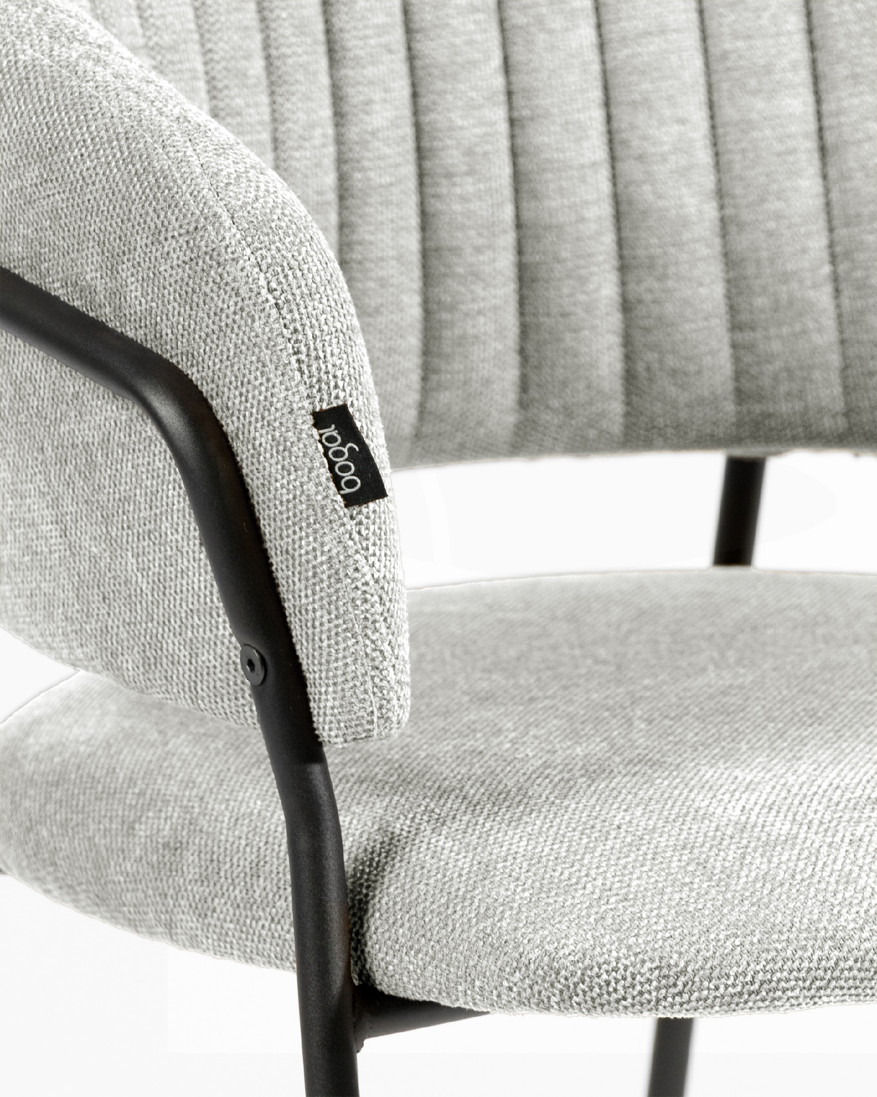 Silla Kyoto con tapizado gris claro y patas metálicas negras