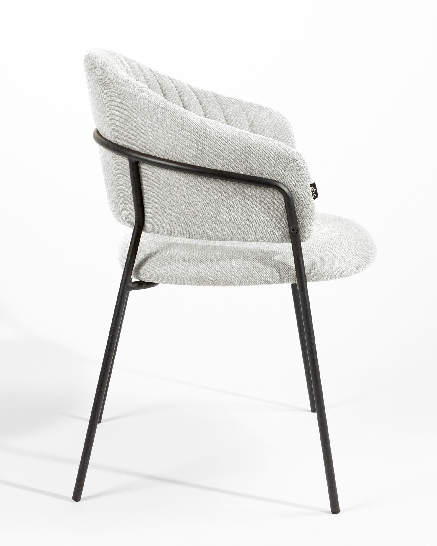 Silla Kyoto con tapizado gris claro y patas metálicas negras