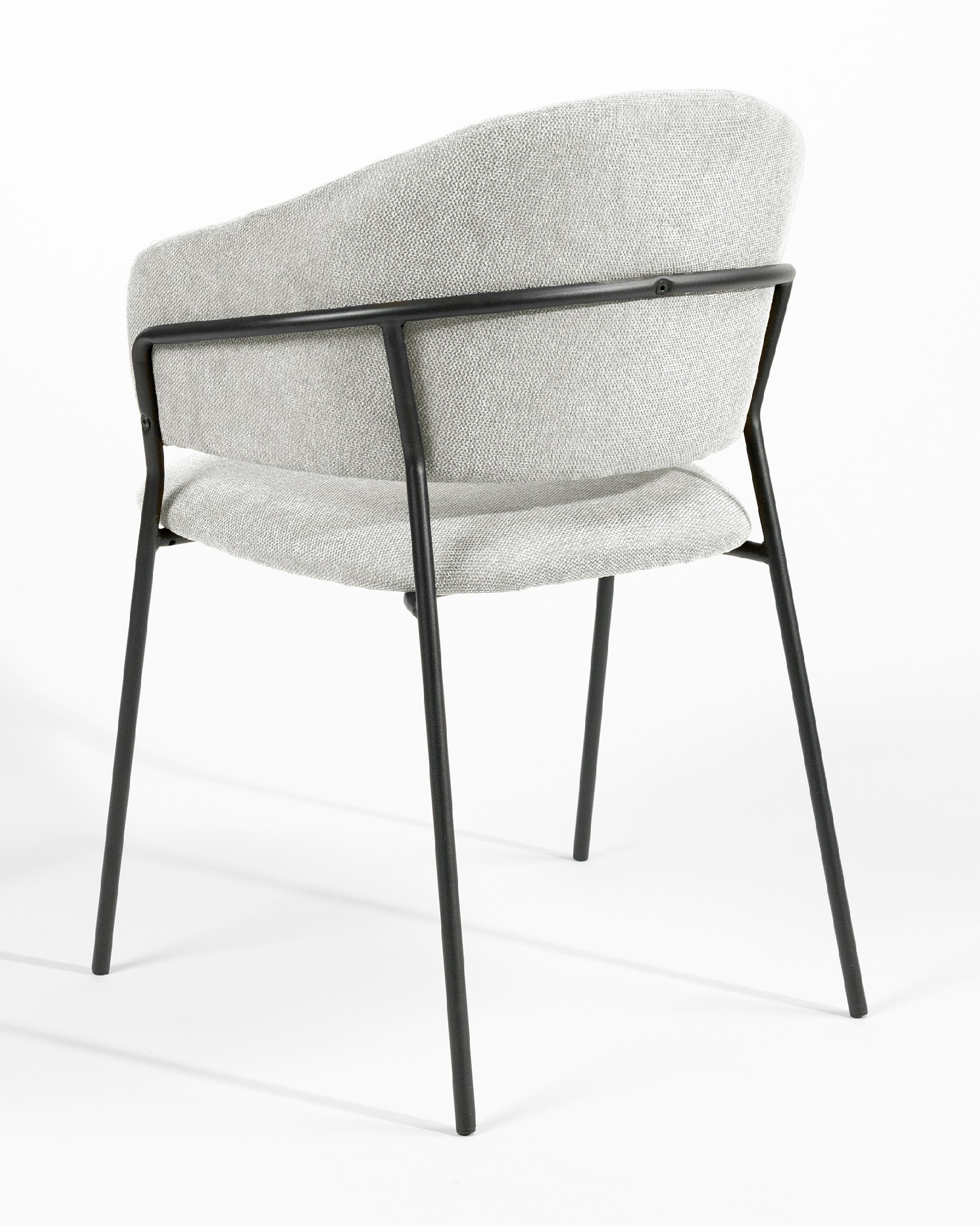Silla Kyoto con tapizado gris claro y patas metálicas negras