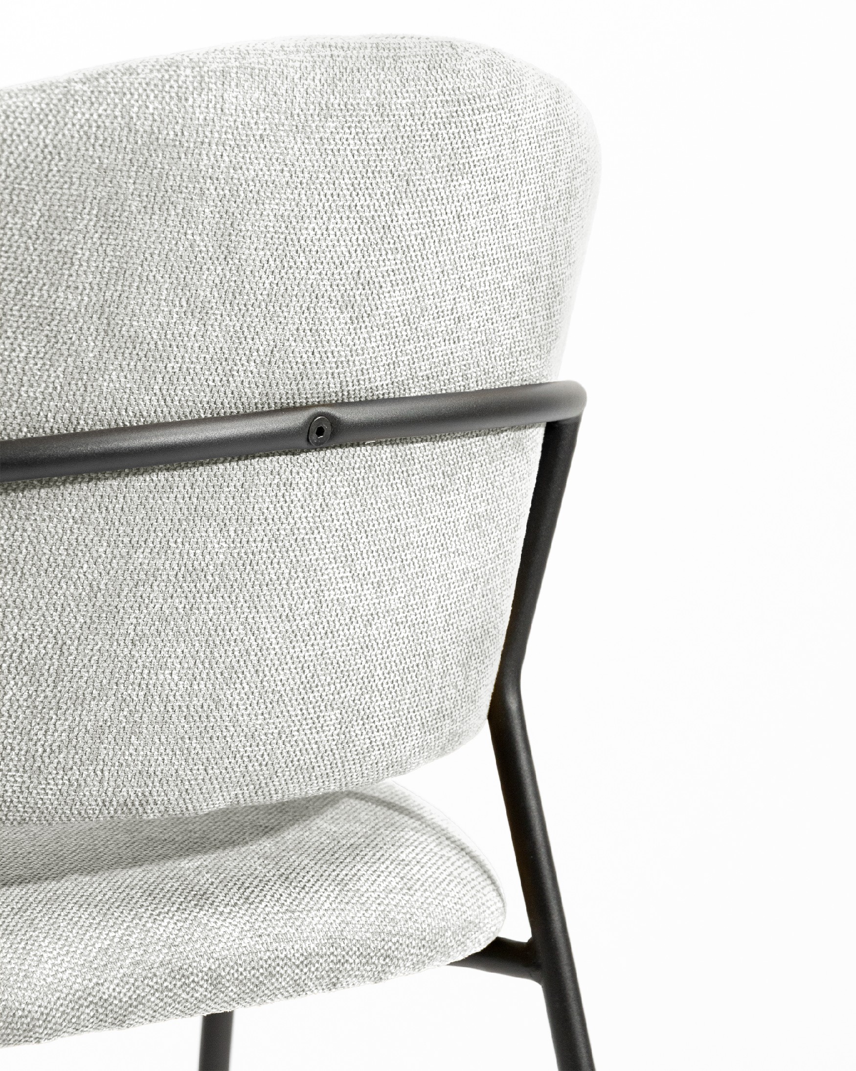Silla Kyoto con tapizado gris claro y patas metálicas negras