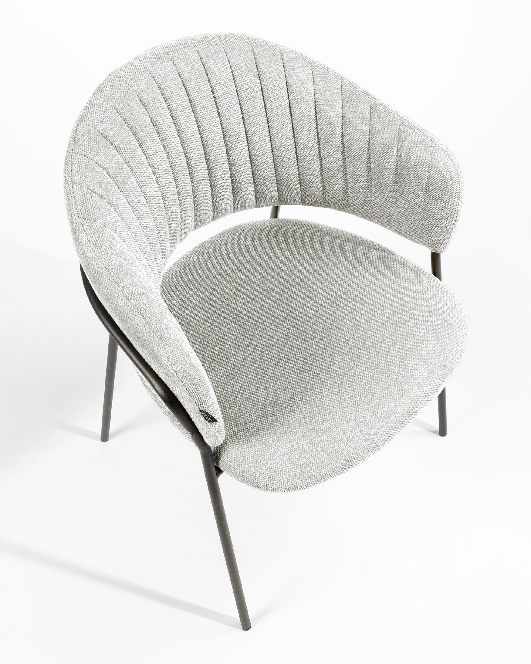 Silla Kyoto con tapizado gris claro y patas metálicas negras