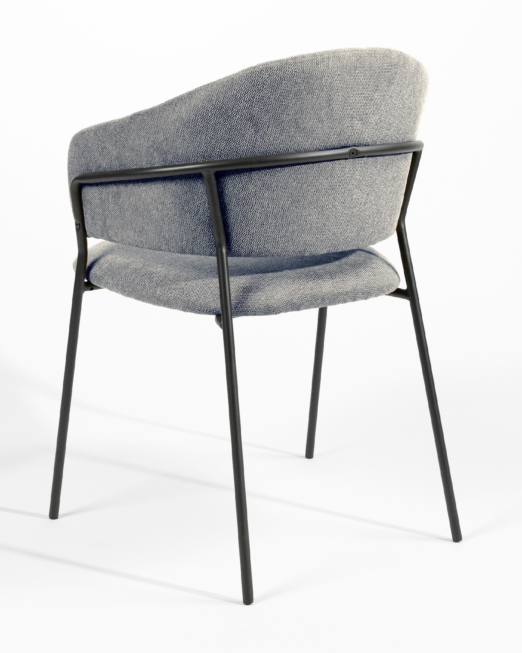 Silla Kyoto con tapizado gris y patas metálicas negras