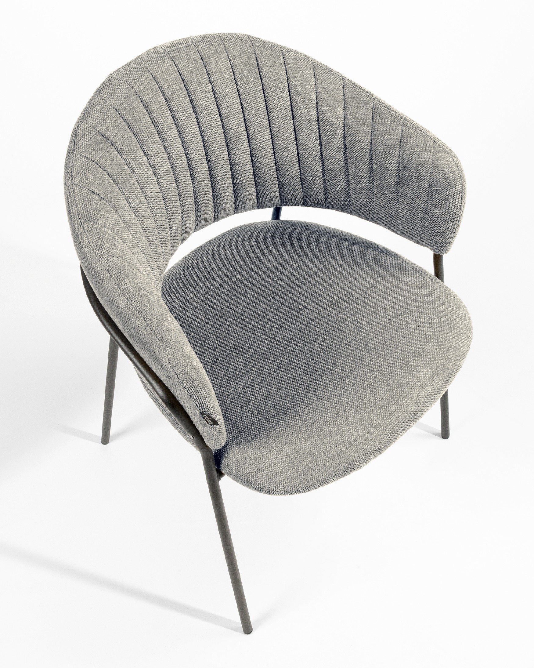 Silla Kyoto con tapizado gris y patas metálicas negras
