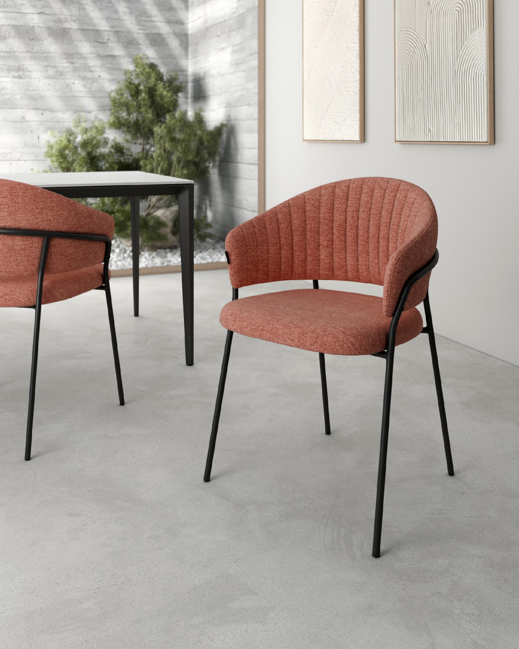 Chaise Kyoto avec un revêtement saumon et des pieds métalliques noirs