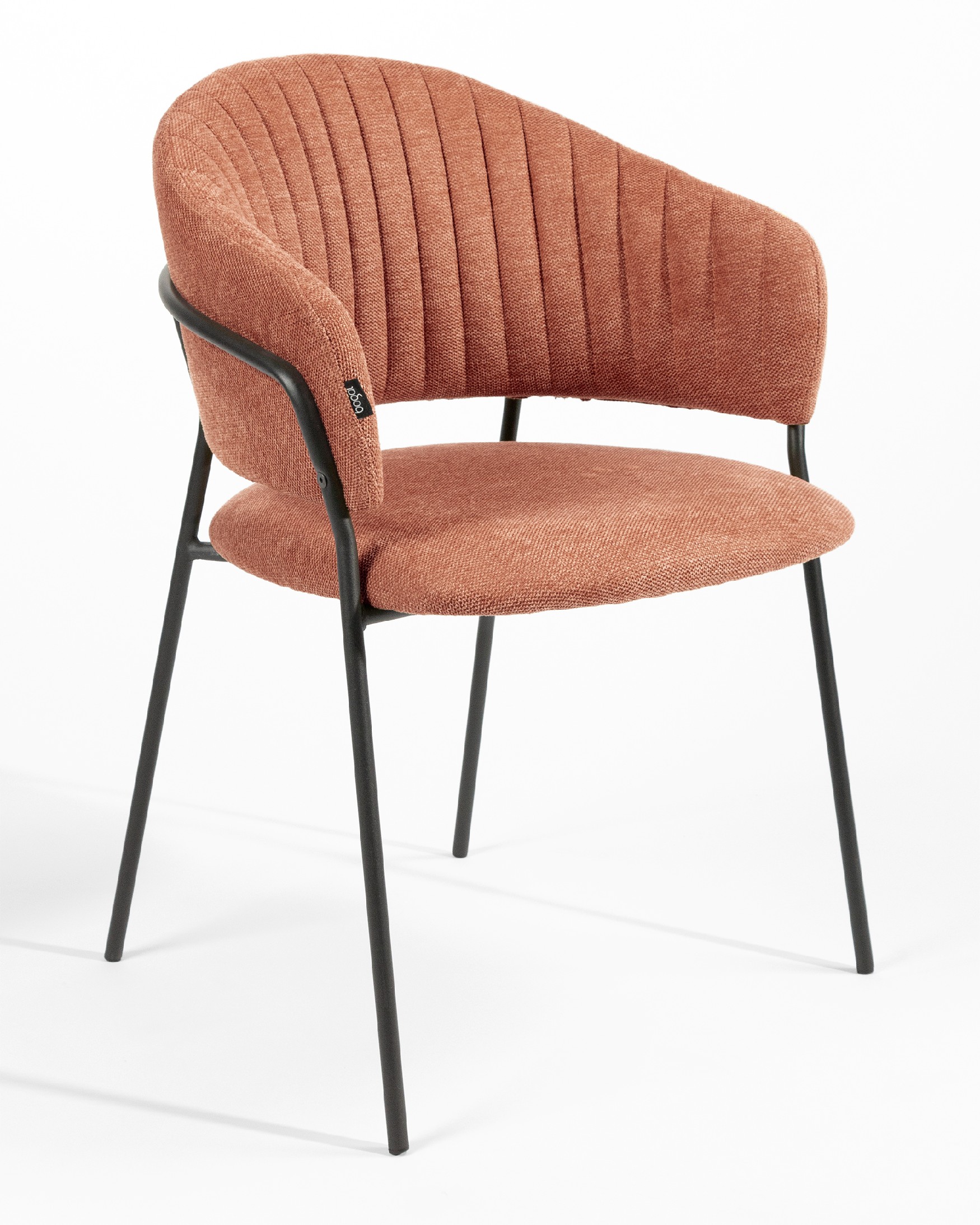Chaise Kyoto avec un revêtement saumon et des pieds métalliques noirs