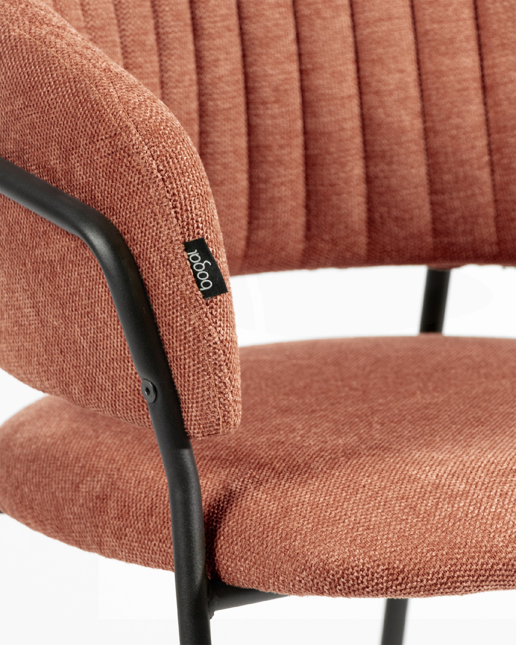 Chaise Kyoto avec un revêtement saumon et des pieds métalliques noirs