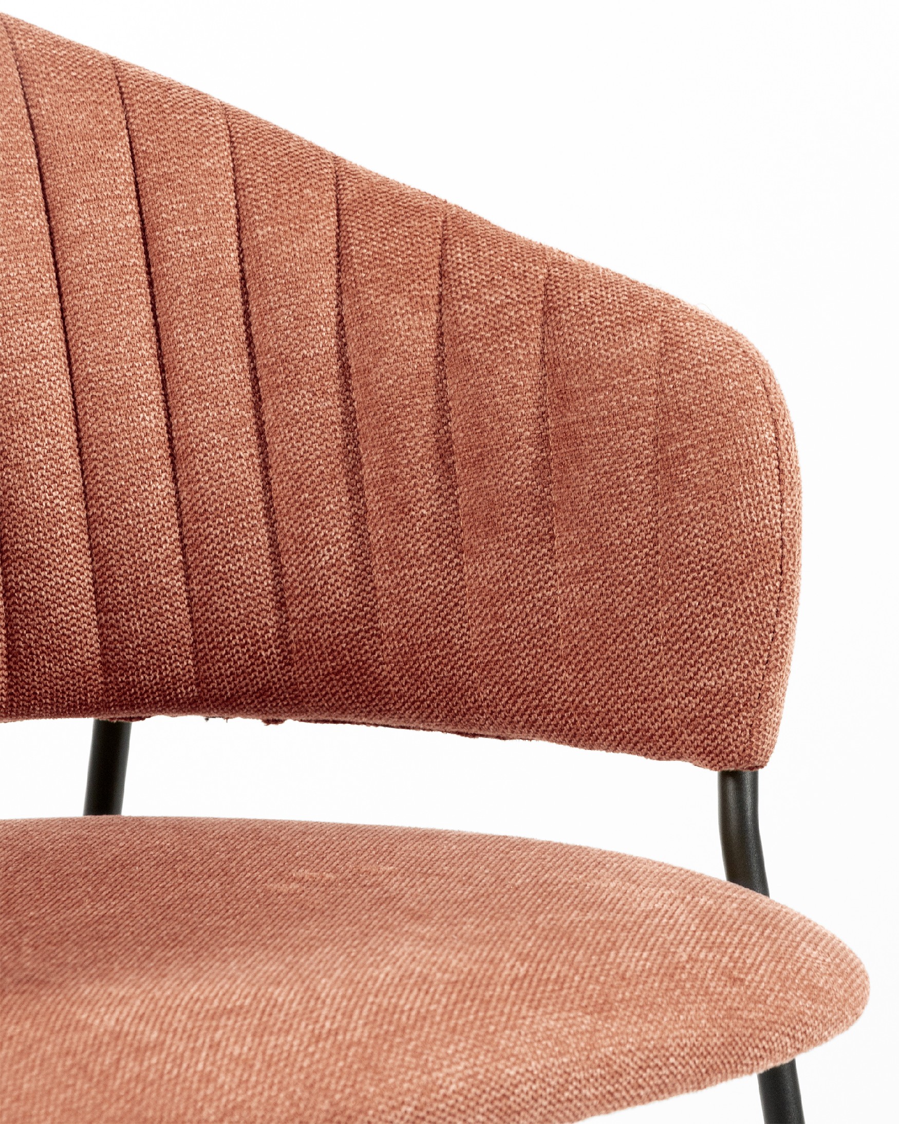 Chaise Kyoto avec un revêtement saumon et des pieds métalliques noirs