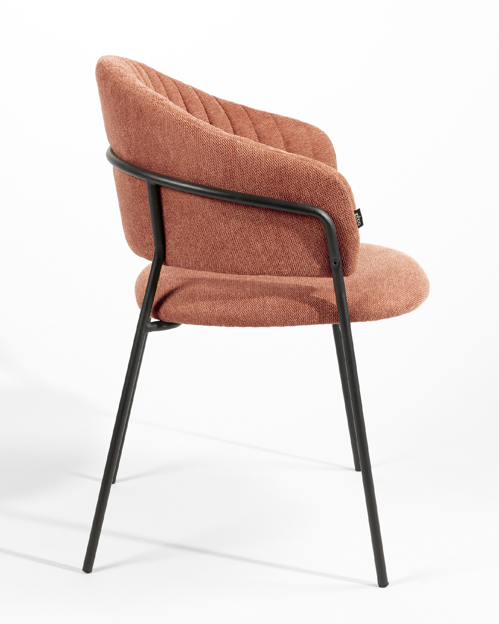 Chaise Kyoto avec un revêtement saumon et des pieds métalliques noirs
