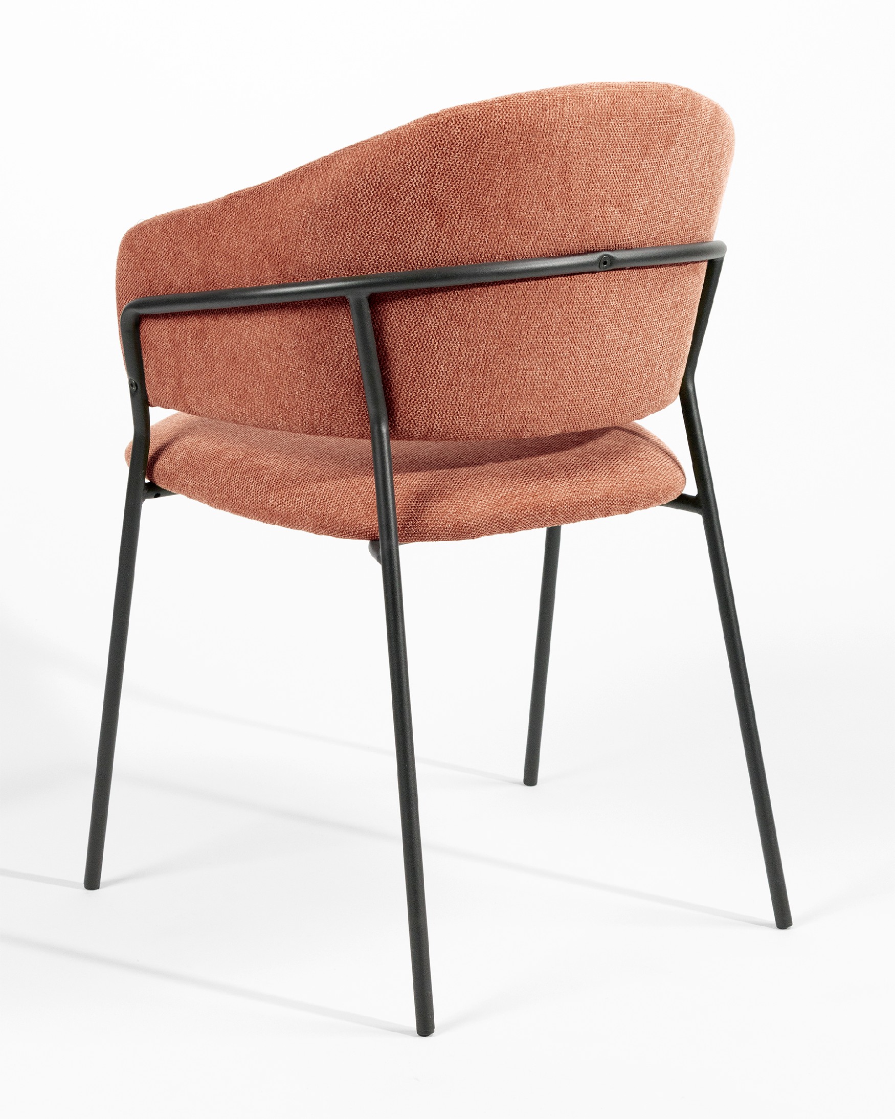 Chaise Kyoto avec un revêtement saumon et des pieds métalliques noirs