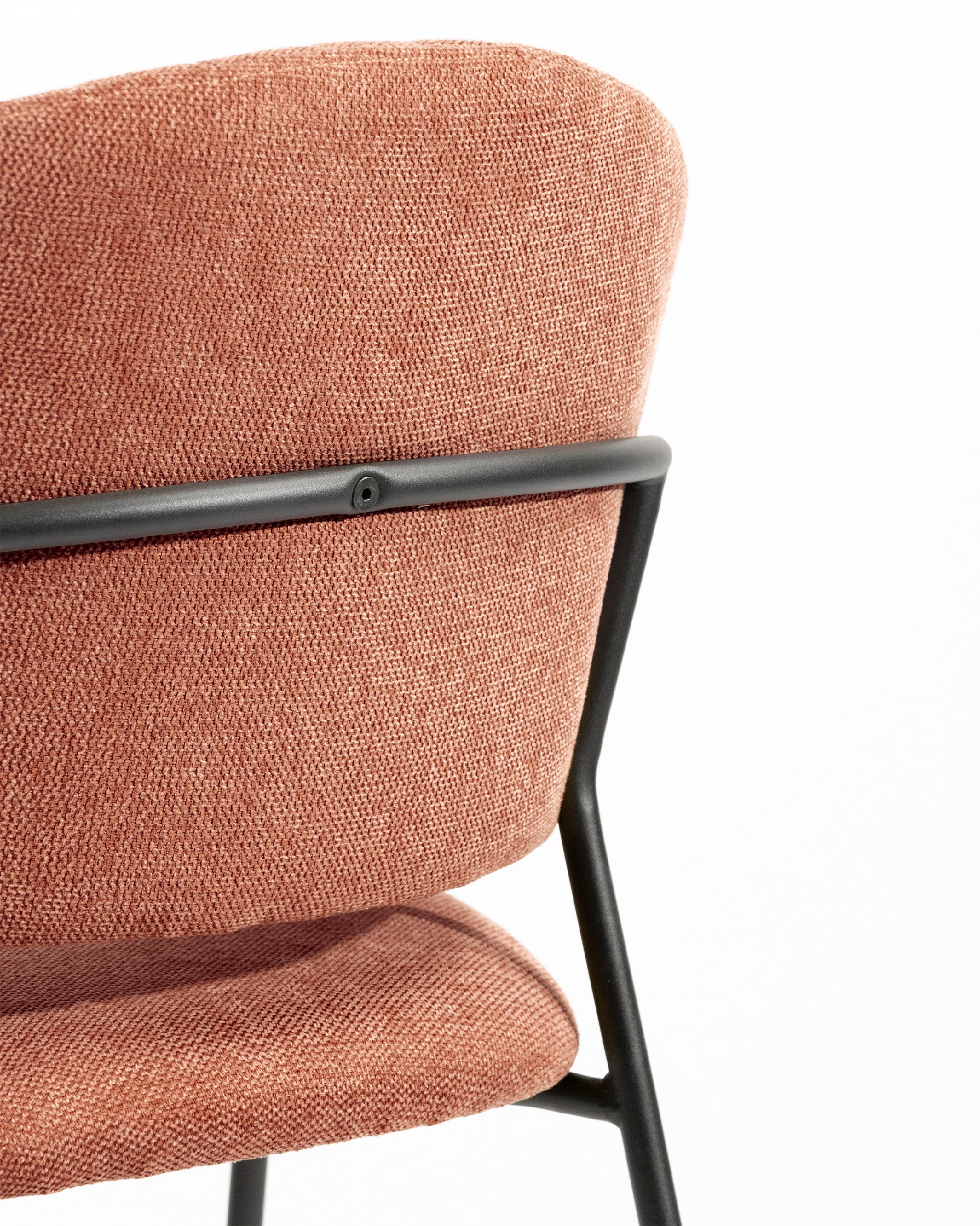 Chaise Kyoto avec un revêtement saumon et des pieds métalliques noirs
