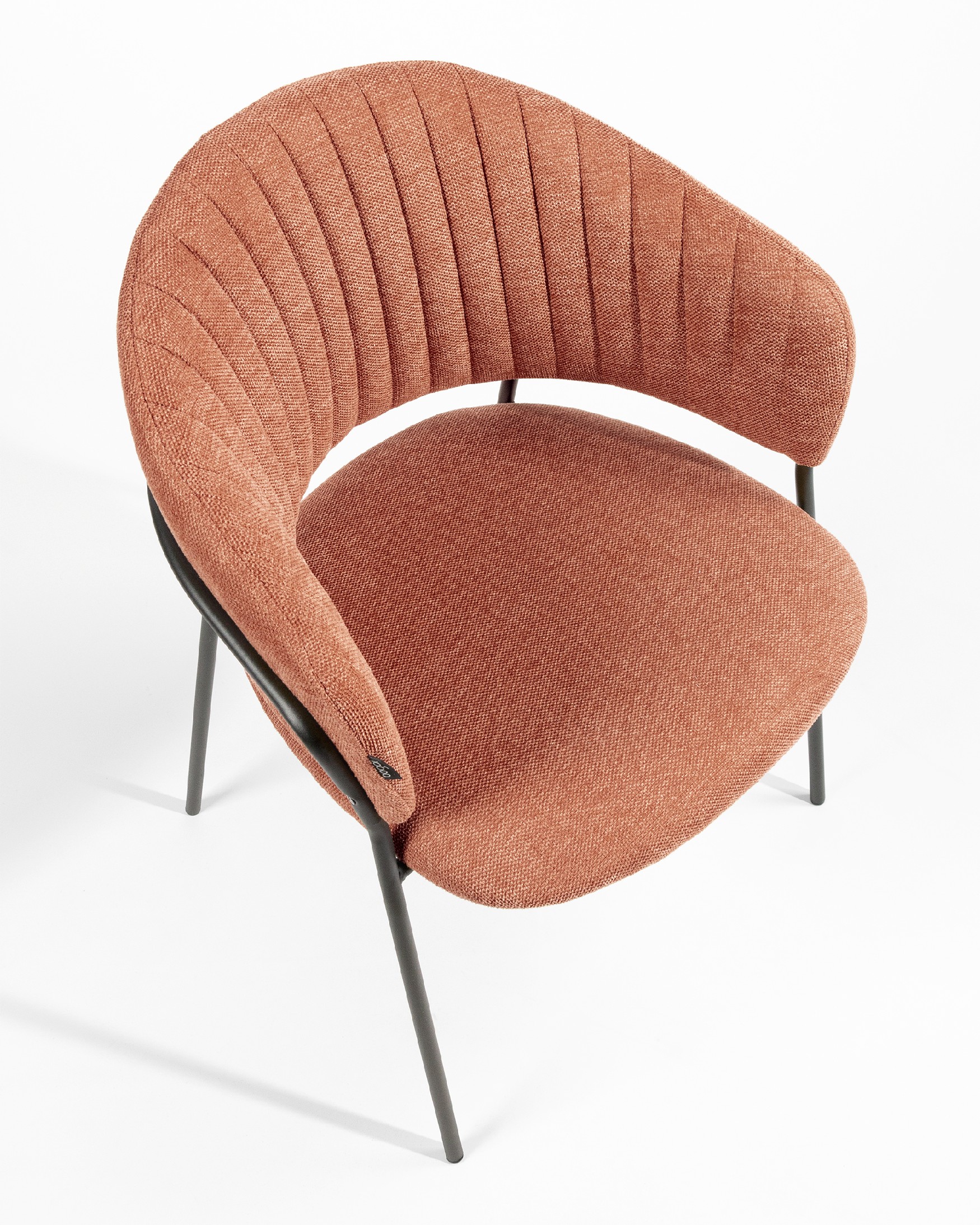 Chaise Kyoto avec un revêtement saumon et des pieds métalliques noirs