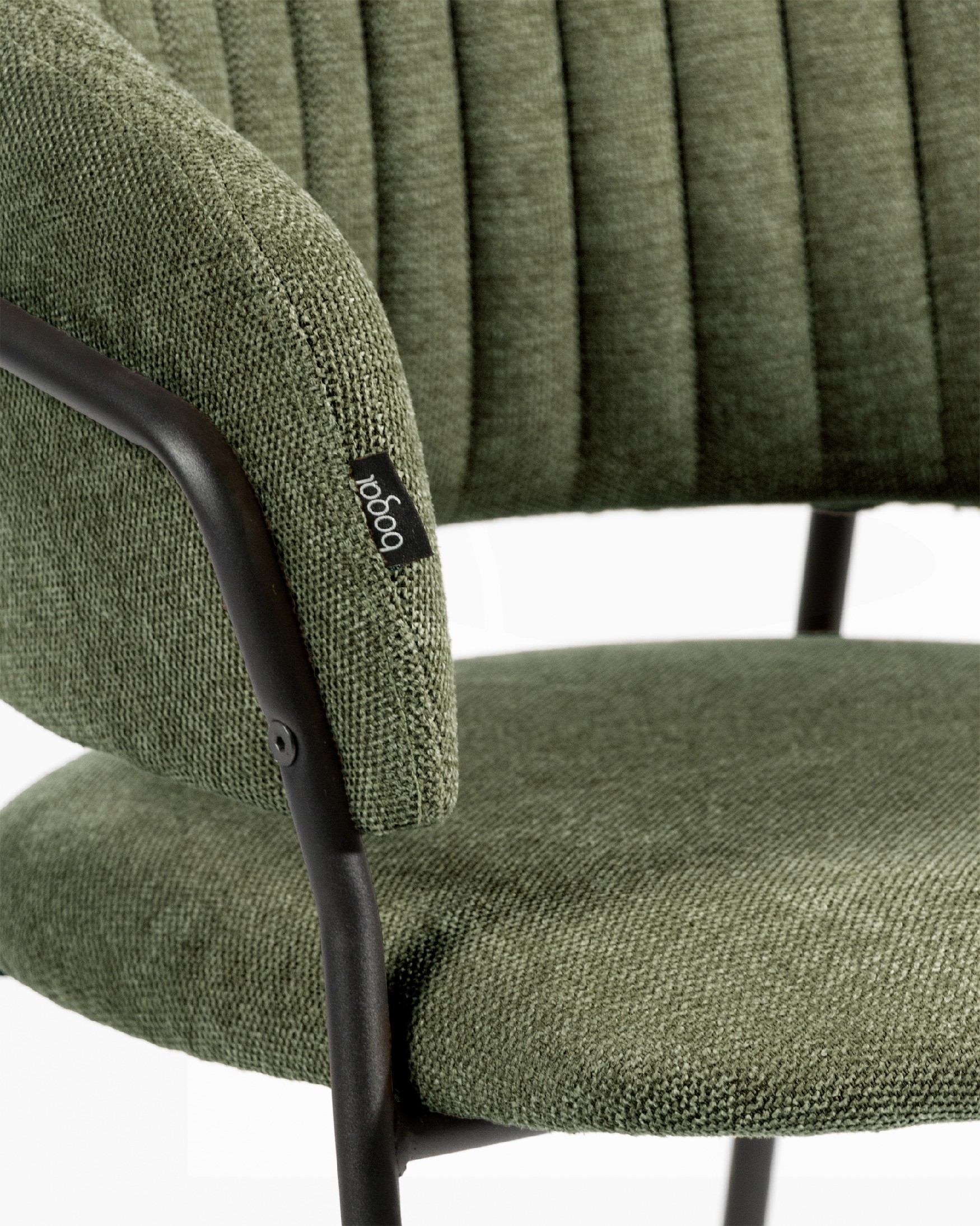 Chaise Kyoto avec un revêtement vert et des pieds métalliques noirs