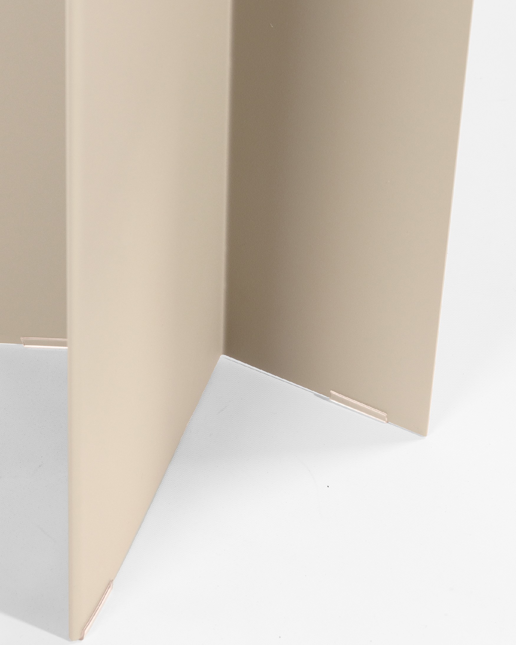 Mesa auxiliar redonda Linux de metal lacado beige Ø 35 cm