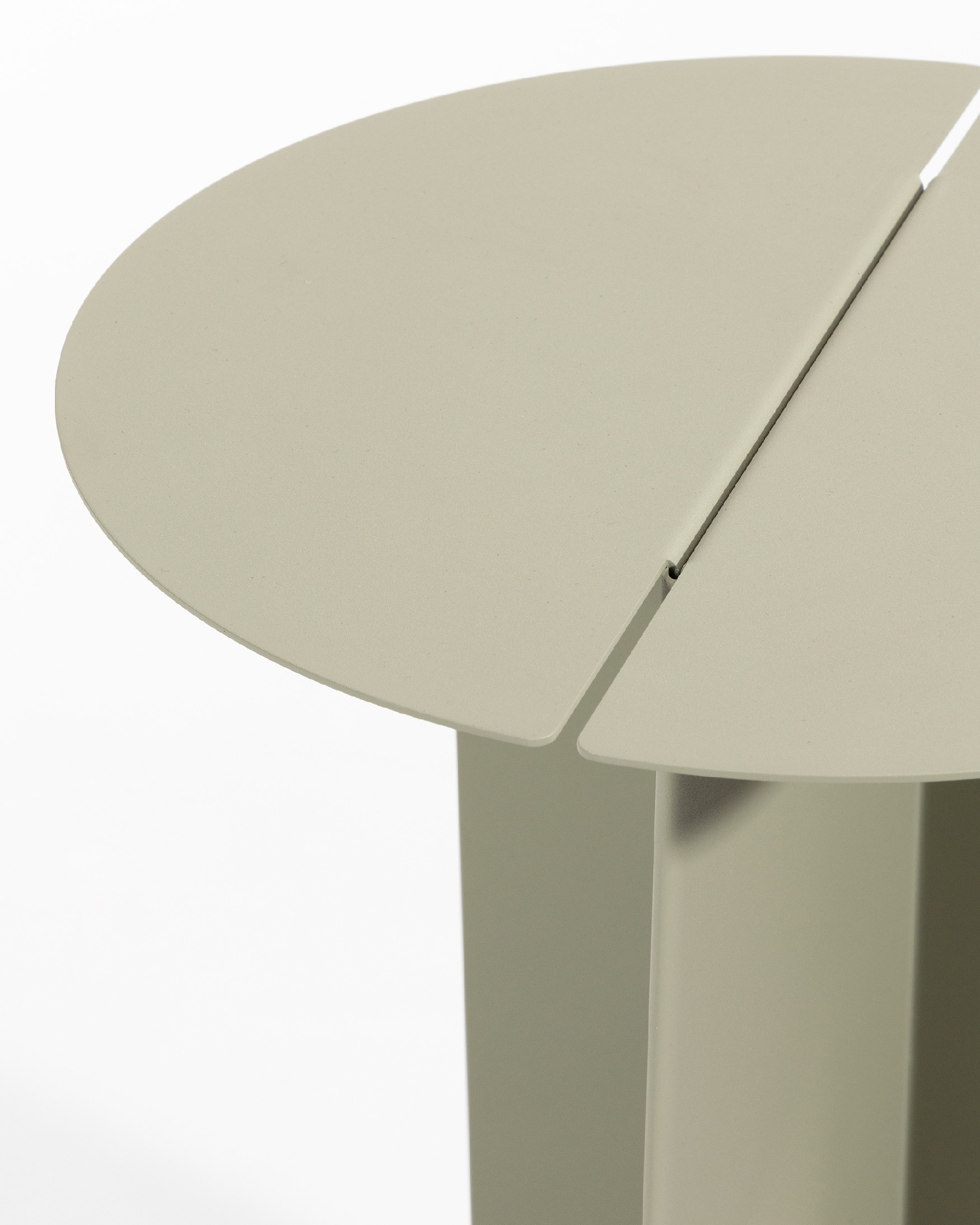 Round auxiliary table Linux in lacquered khaki metal Ø 35 cm