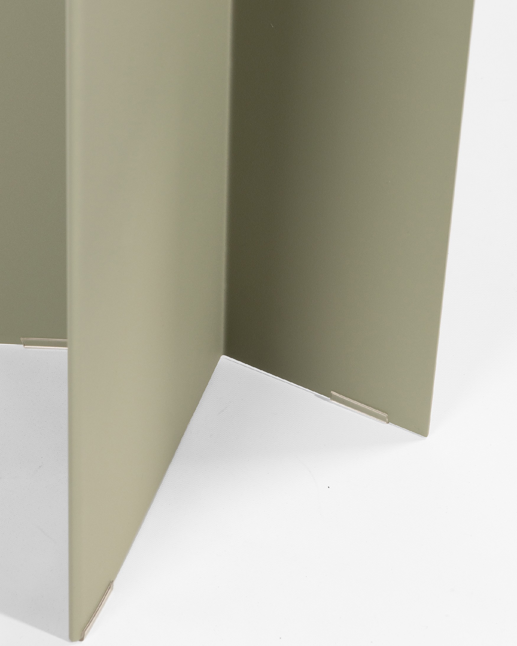 Round auxiliary table Linux in lacquered khaki metal Ø 35 cm