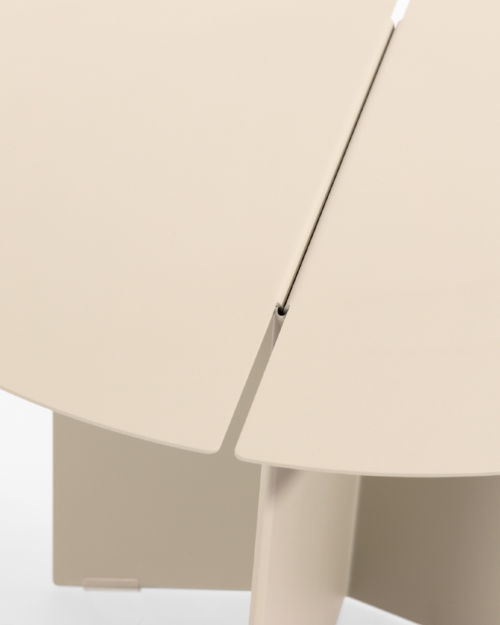 Beige lacquered round Linux metal side table Ø 50 cm
