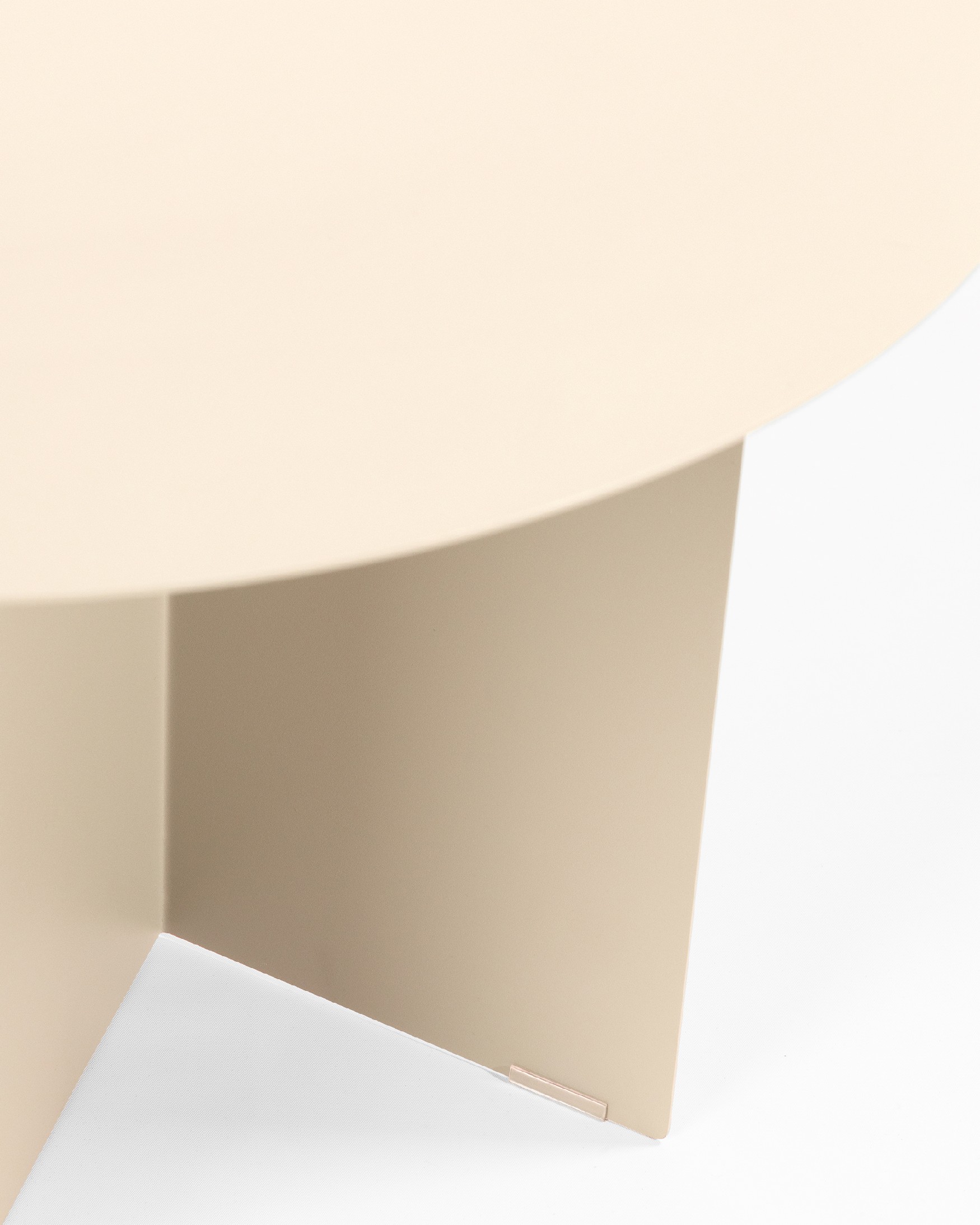 Beige lacquered round Linux metal side table Ø 50 cm