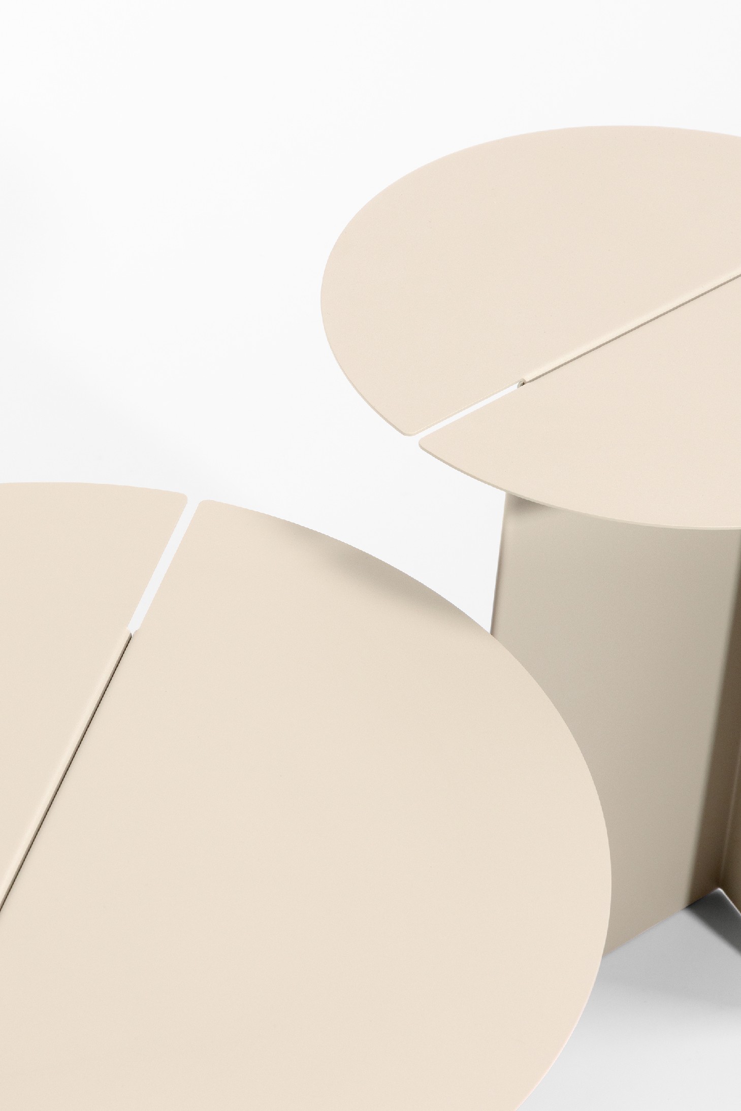 Beige lacquered round Linux metal side table Ø 50 cm