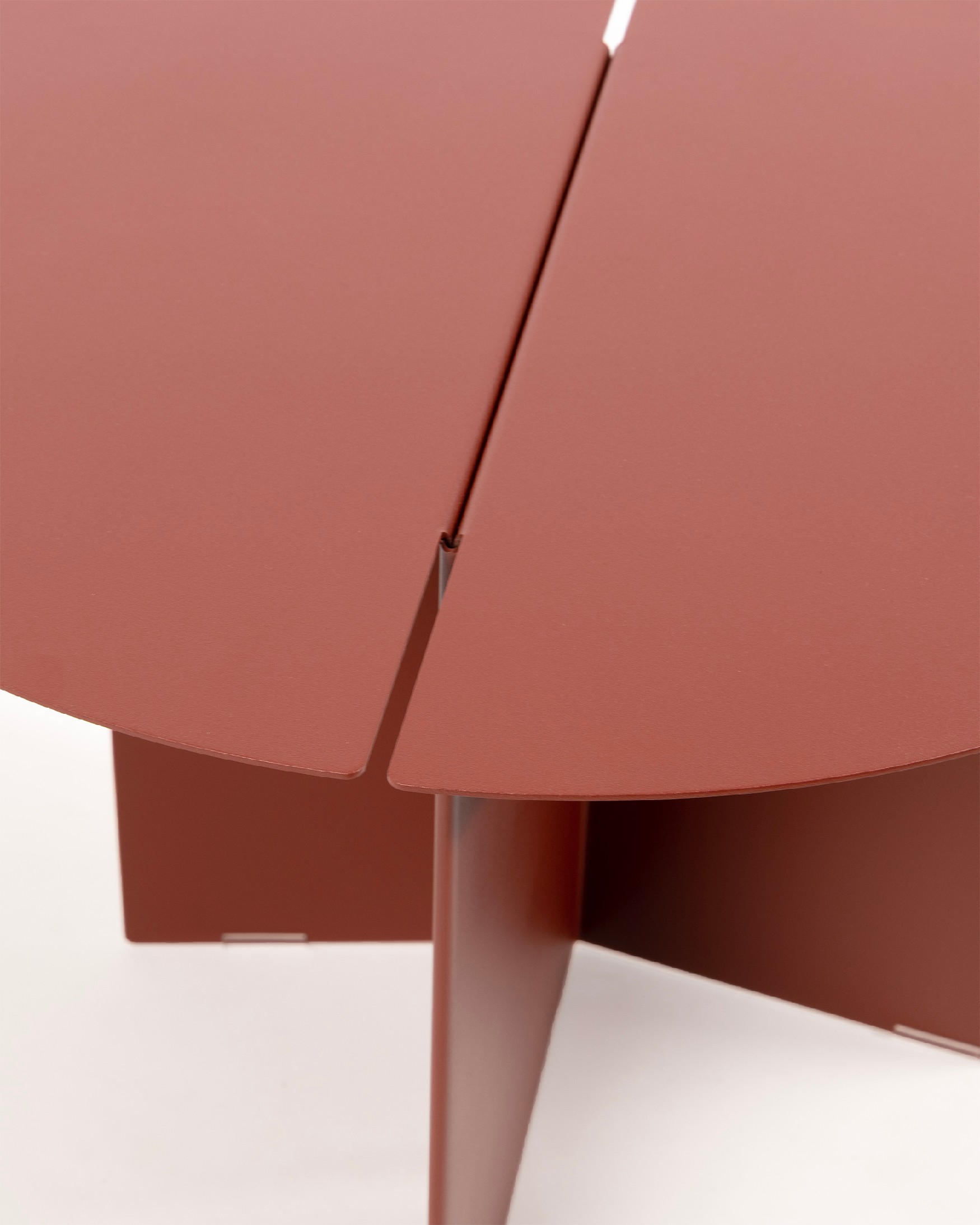 Table d'appoint ronde Linux en métal laqué grenat Ø 50 cm