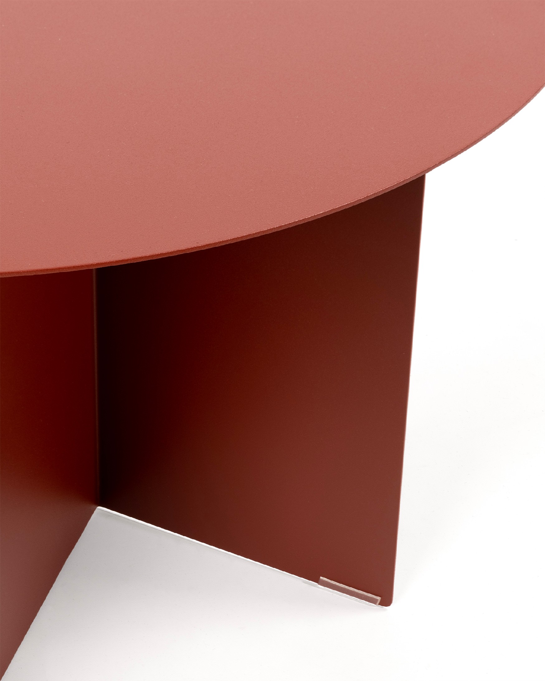 Table d'appoint ronde Linux en métal laqué grenat Ø 50 cm