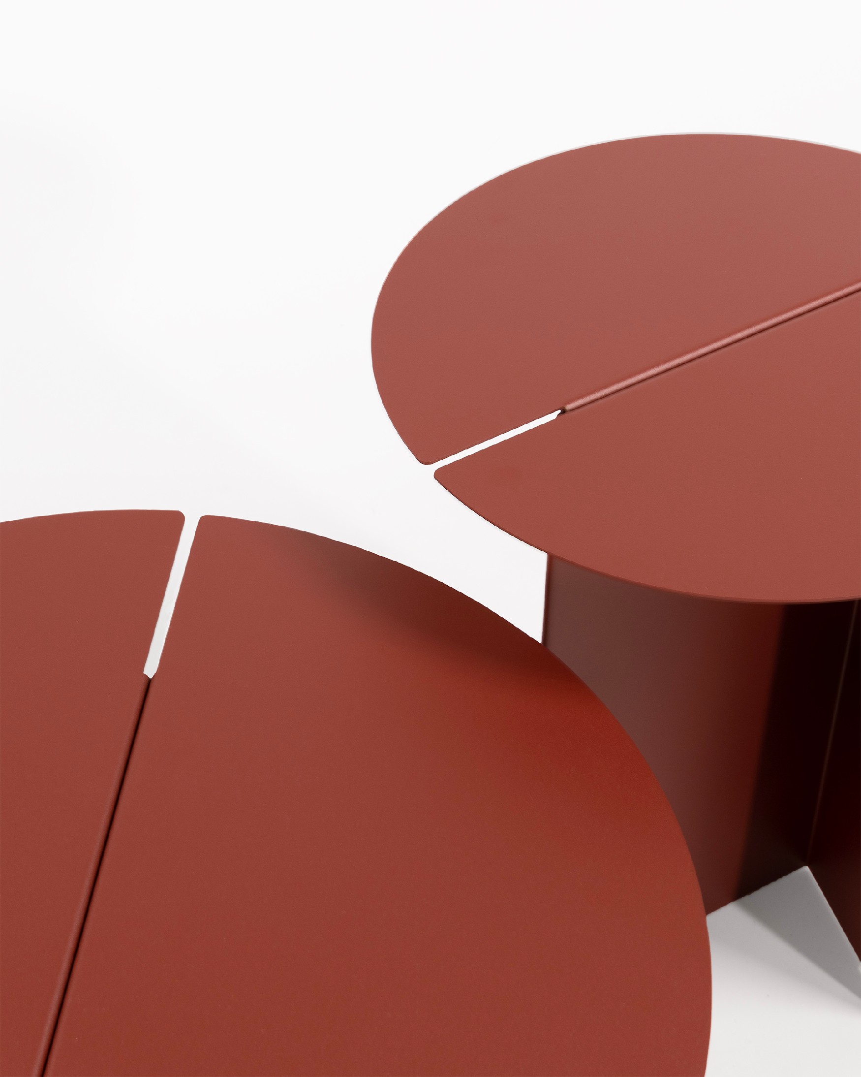 Table d'appoint ronde Linux en métal laqué grenat Ø 50 cm