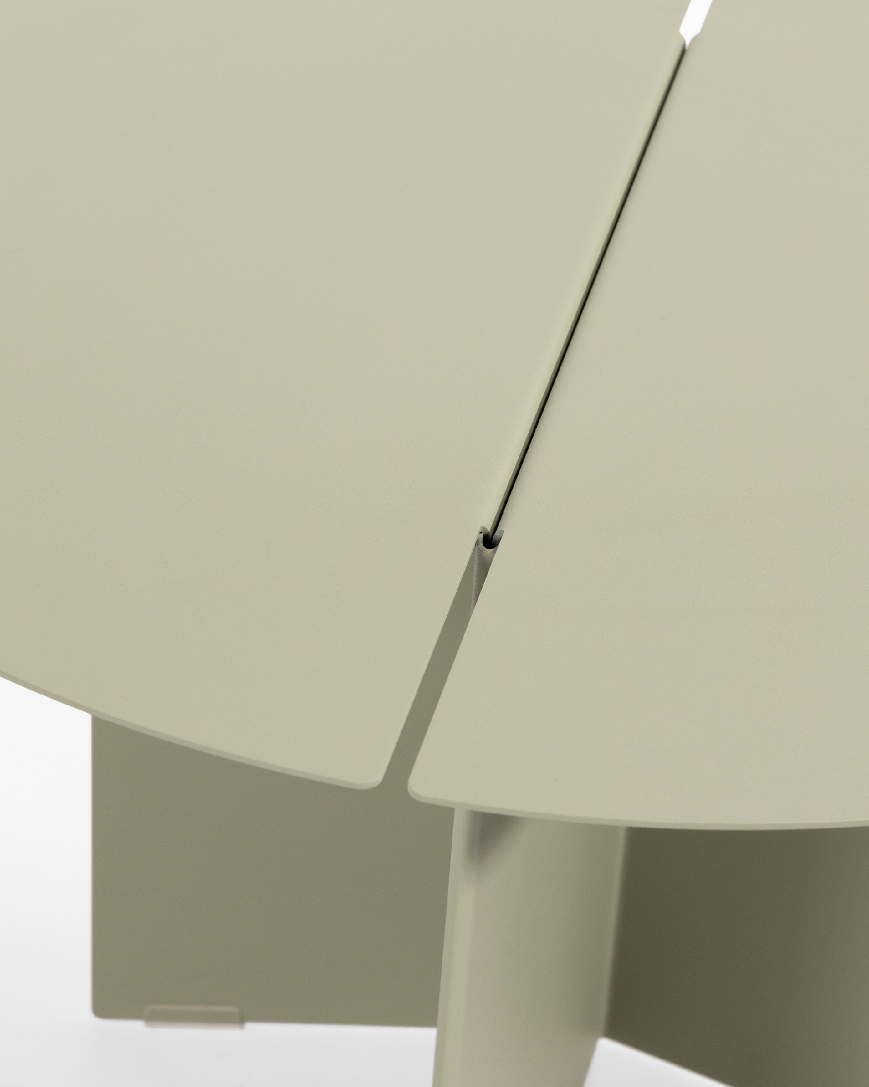 Round auxiliary table Linux made of lacquered khaki metal Ø 50 cm
