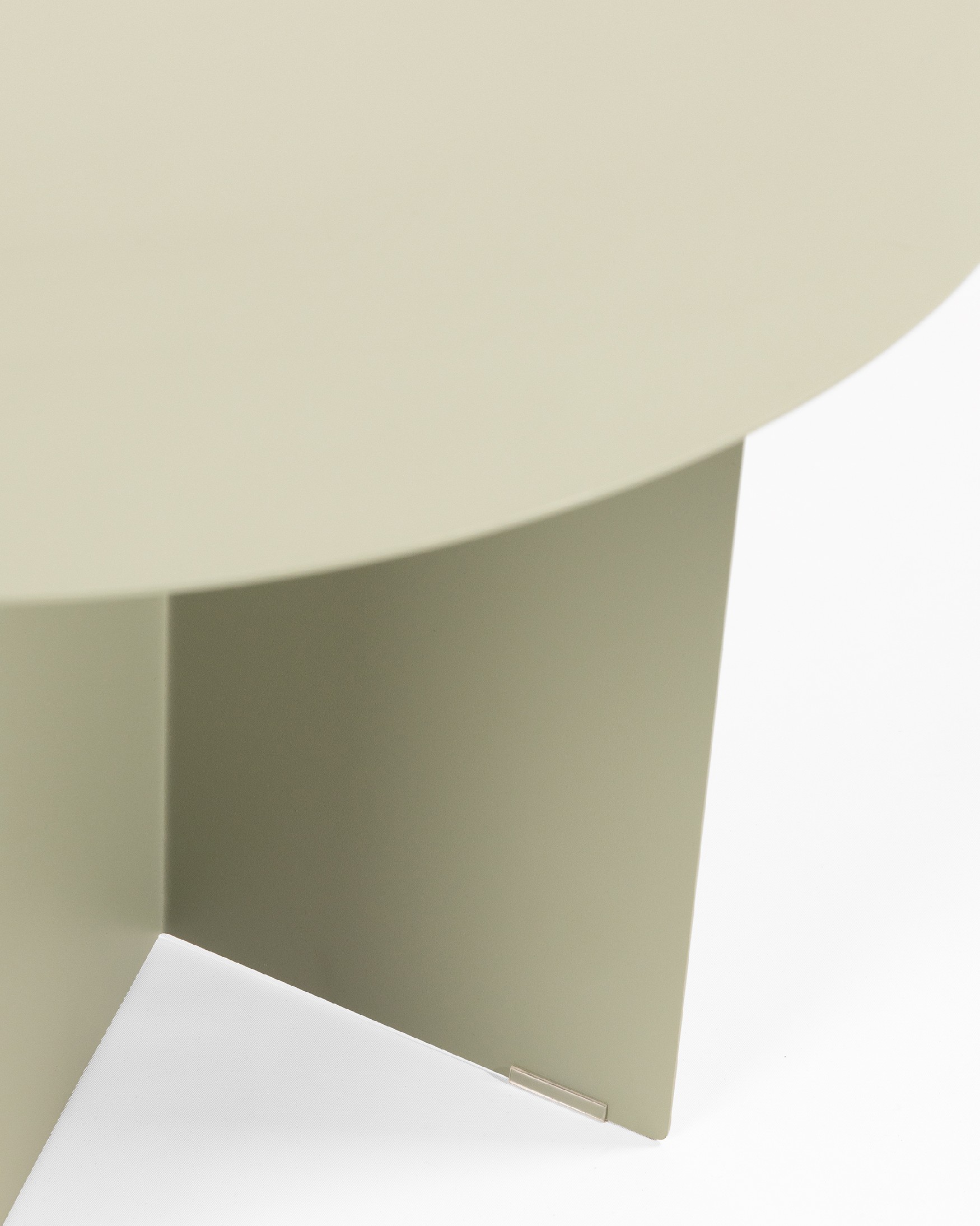 Round auxiliary table Linux made of lacquered khaki metal Ø 50 cm