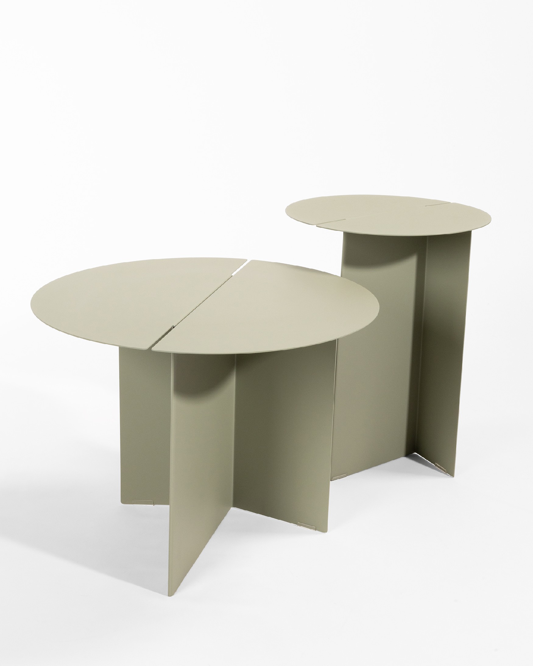 Round auxiliary table Linux made of lacquered khaki metal Ø 50 cm