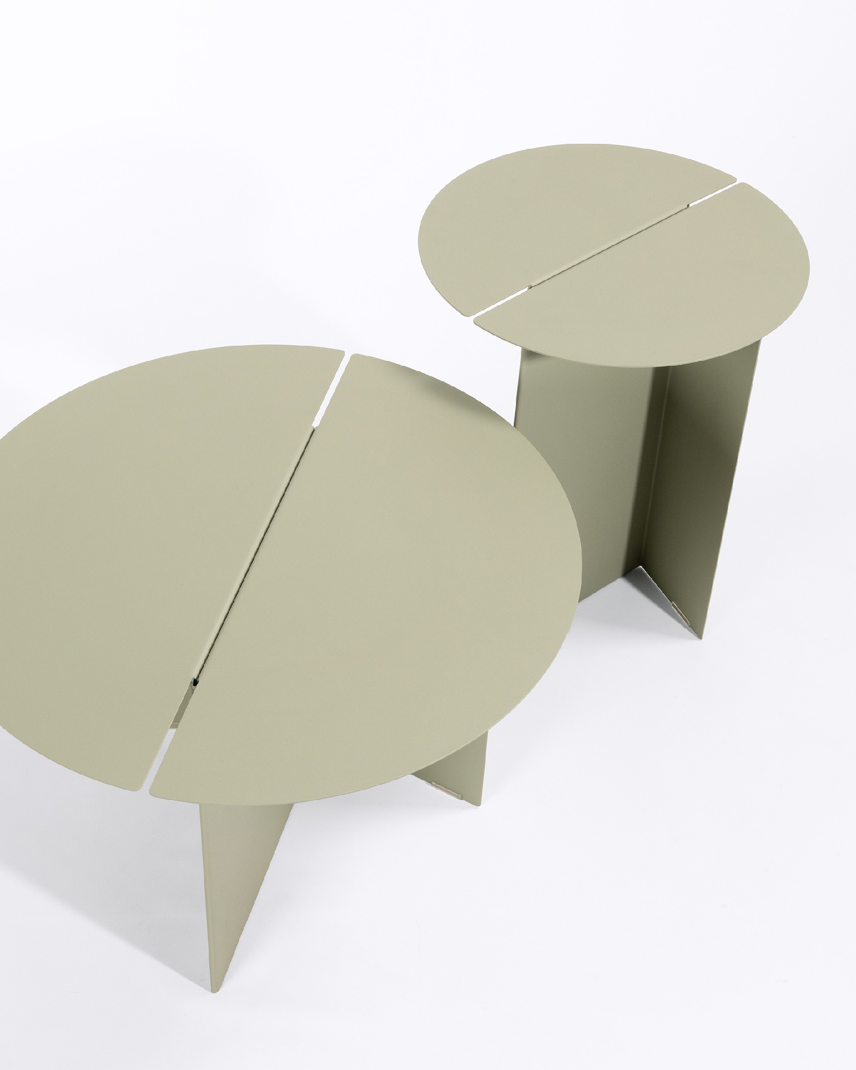 Round auxiliary table Linux made of lacquered khaki metal Ø 50 cm